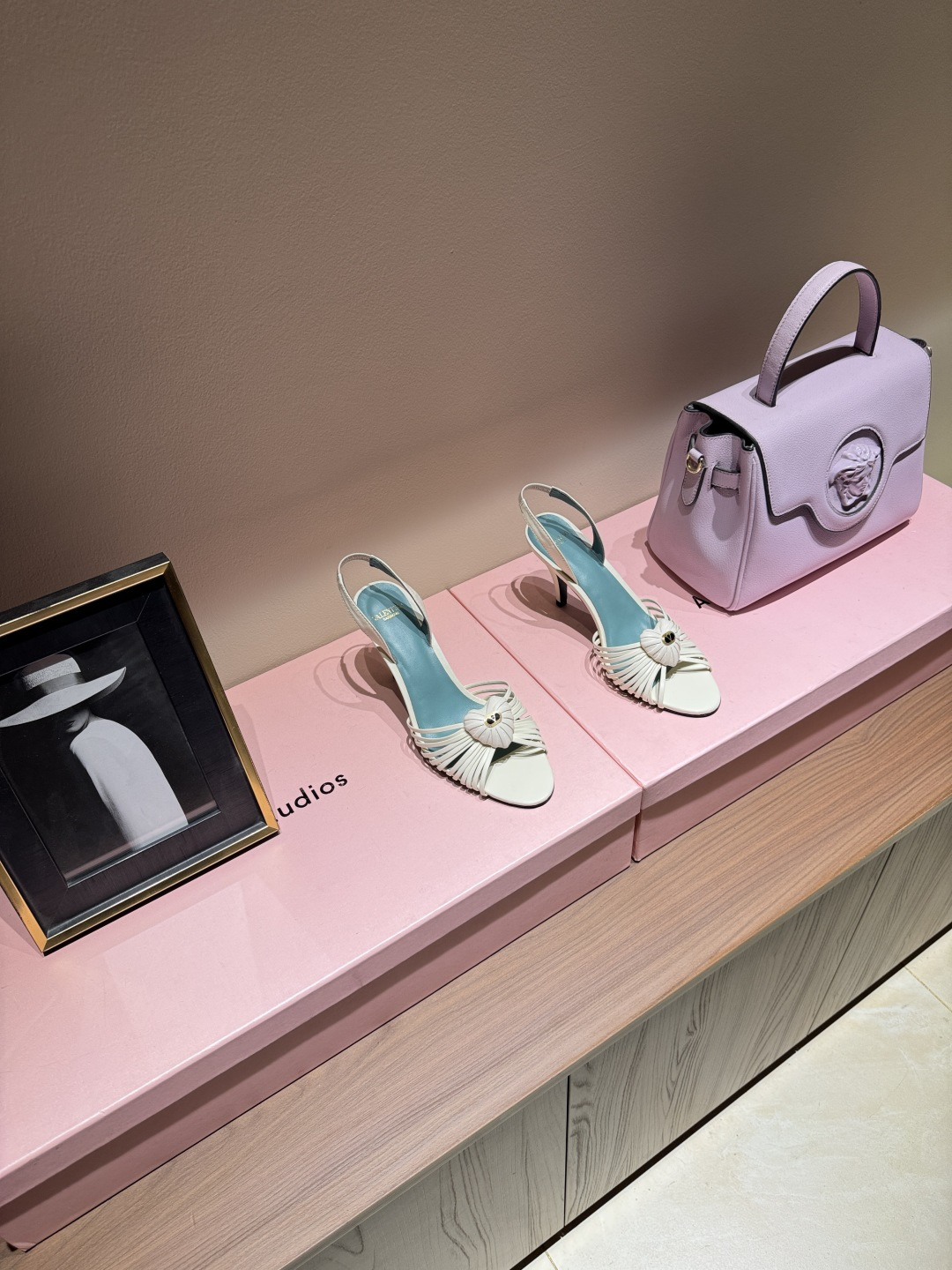 NO:789353,Valentino black thin strap high-heeled sandals Valentino colorful thin strap high-heeled sandals, high-quality leather + metal VLogo, highly recognizable. Thin strap fish mouth design, light and breathable, super comfortable to wear in summer!  The slender heel is about 8.5cm, elongating the leg lines and giving you a perfect elegance. The lining is soft and you won’t feel tired even if you wear it for a long time. It can be easily used for commuting, dating and formal occasions. It is fashionable and practical!  Size35-39 (40.41 order), high heels sandals, valentino, valentino, sandals, high heels19860909华伦天奴黑色细带高跟凉鞋 Valentino彩色细带高跟凉鞋,优质皮革+金属VLogo,辨识度超高.细带鱼嘴设计,轻盈透气,夏天穿超舒服！细跟约8.5cm,拉长腿部线条,优雅气质满分.内衬柔软,长时间穿也不累,通勤、约会、正式场合都能轻松驾驭,时尚又实用！ Size35-39（40.41订）,高跟鞋凉鞋,valentino,valentino,sandals,high heels,Women's Shoes