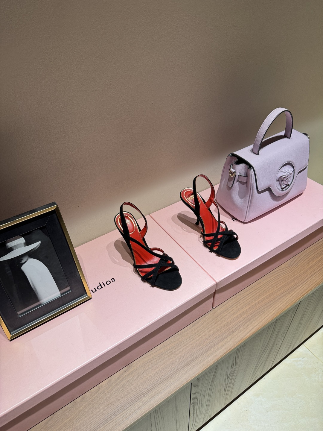 NO:789356,Valentino black thin strap high-heeled sandals Valentino colorful thin strap high-heeled sandals, high-quality leather + metal VLogo, highly recognizable. Thin strap fish mouth design, light and breathable, super comfortable to wear in summer!  The slender heel is about 10.5cm, elongating the leg lines and giving you a perfect elegance. The lining is soft and you won’t feel tired even if you wear it for a long time. It can be easily used for commuting, dating and formal occasions. It is fashionable and practical!  Size35-39 (40.41 order), high heels sandals, valentino, valentino, sandals, high heels19860909华伦天奴黑色细带高跟凉鞋 Valentino彩色细带高跟凉鞋,优质皮革+金属VLogo,辨识度超高.细带鱼嘴设计,轻盈透气,夏天穿超舒服！细跟约10.5cm,拉长腿部线条,优雅气质满分.内衬柔软,长时间穿也不累,通勤、约会、正式场合都能轻松驾驭,时尚又实用！ Size35-39（40.41订）,高跟鞋凉鞋,valentino,valentino,sandals,high heels,Women's Shoes