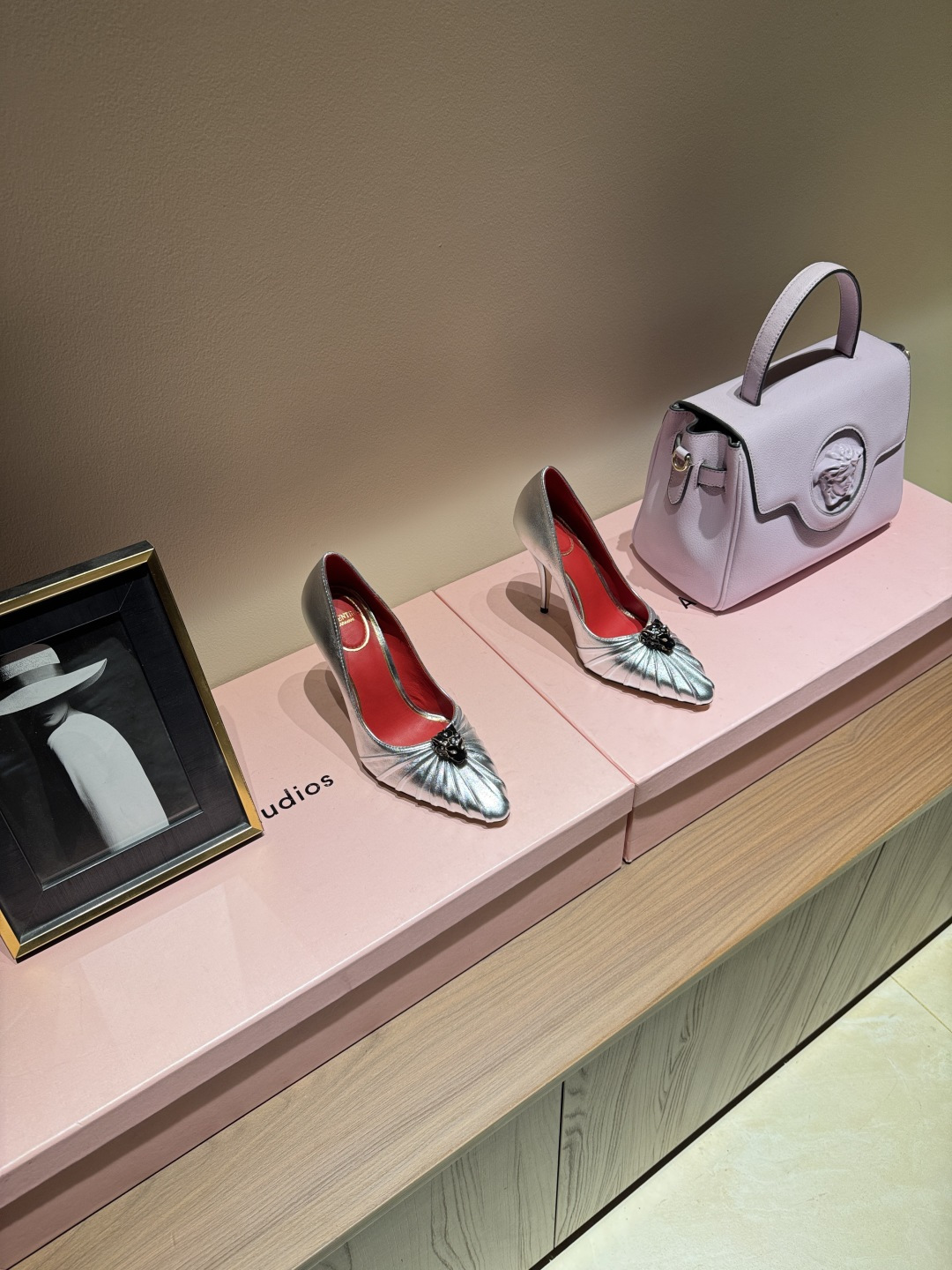 NO:787641,Valentino leopard print suede high heels. These high heels are designed with leopard print suede and matched with red lining. They are fashionable and eye-catching. The pointed toe stiletto heel is about 10 cm high and is suitable for commuting or banquet occasions. The upper is decorated with bows and rhinestones and is full of sophistication. The shallow mouth design is easy to put on and take off. The suede material is soft and comfortable. The leopard print element is super personal. It goes well with simple or retro styles and easily enhances the look.  Size35-39 (ordered at 40.41), high heels single shoes, valentino, valentino, high heels19860909Valentino华伦天奴豹纹绒面高跟鞋 这款高跟鞋采用豹纹绒面设计,搭配红色内衬,时尚又吸睛.尖头细跟,跟高约10厘米,适合通勤或宴会场合.鞋面蝴蝶结+水钻点缀,精致感满满.浅口设计方便穿脱,绒面材质柔软舒适,豹纹元素超有个性,搭配简约或复古风都很出彩,轻松提升造型亮点. Size35-39（40.41订）,高跟鞋单鞋,valentino,valentino,high heels,Women's Shoes