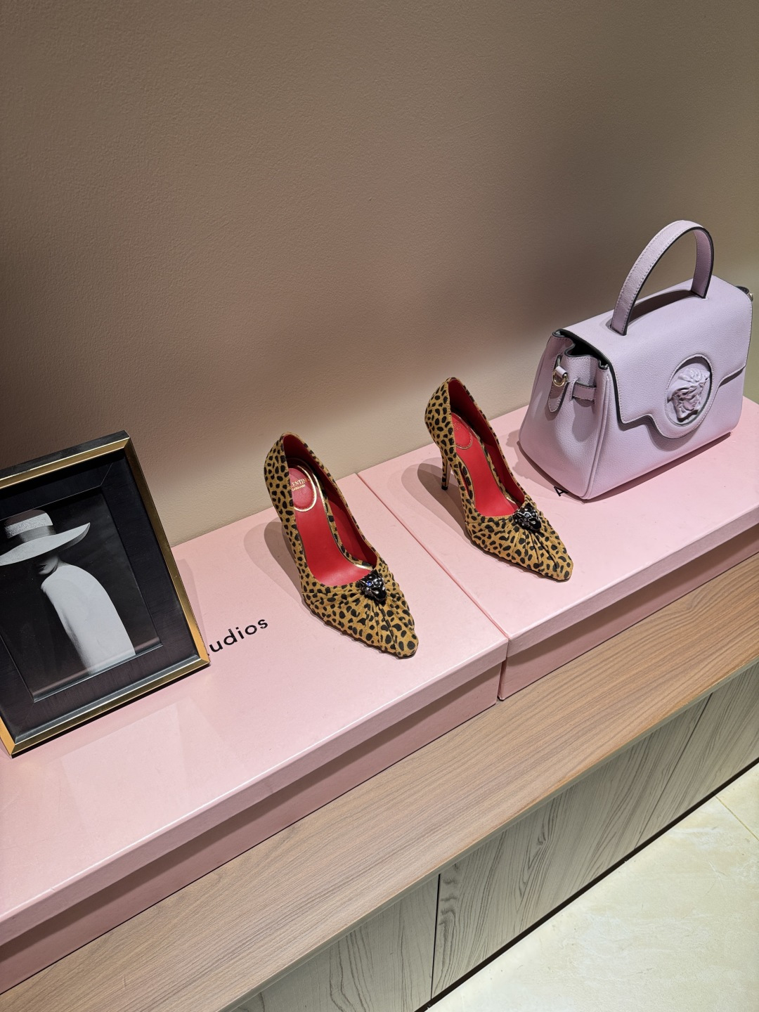 NO:789379,Valentino leopard print suede high heels. These high heels are designed with leopard print suede and matched with red lining. They are fashionable and eye-catching. The pointed toe stiletto heel is about 10 cm high and is suitable for commuting or banquet occasions. The upper is decorated with bows and rhinestones and is full of sophistication. The shallow mouth design is easy to put on and take off. The suede material is soft and comfortable. The leopard print element is super personal. It goes well with simple or retro styles and easily enhances the look.  Size35-39 (ordered at 40.41), high heels single shoes, valentino, valentino, high heels19860909Valentino华伦天奴豹纹绒面高跟鞋 这款高跟鞋采用豹纹绒面设计,搭配红色内衬,时尚又吸睛.尖头细跟,跟高约10厘米,适合通勤或宴会场合.鞋面蝴蝶结+水钻点缀,精致感满满.浅口设计方便穿脱,绒面材质柔软舒适,豹纹元素超有个性,搭配简约或复古风都很出彩,轻松提升造型亮点. Size35-39（40.41订）,高跟鞋单鞋,valentino,valentino,high heels,Women's Shoes