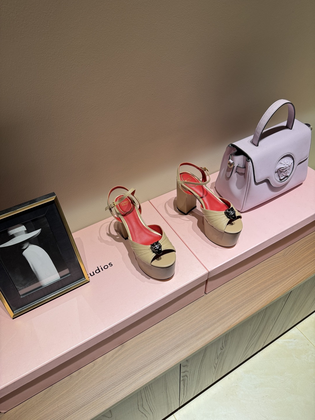 NO:789355,Valentino's high fashion catwalk high heels. These high heels are designed with pleated suede and are lined with red. They are fashionable and eye-catching. The pointed toe stiletto heel, the heel height is about 11.5 cm, and the platform is 6cm. It is suitable for banquet occasions. The upper is decorated with bows and rhinestones, which is full of sophistication. The shallow mouth design is easy to put on and take off. The suede material is soft and comfortable. The leopard print element is super personalized. It goes well with simple or retro styles and easily enhances the look.  Size35-39 (40.41 order), high heels sandals, valentino, valentino, sandals, high heels19860909Valentino华伦天奴恨天高时装走秀高跟鞋 这款高跟鞋采用褶皱绒面设计,搭配红色内衬,时尚又吸睛.尖头细跟,跟高约11.5厘米,水台6cm 适合宴会场合.鞋面蝴蝶结+水钻点缀,精致感满满.浅口设计方便穿脱,绒面材质柔软舒适,豹纹元素超有个性,搭配简约或复古风都很出彩,轻松提升造型亮点. Size35-39（40.41订）,高跟鞋凉鞋,valentino,valentino,sandals,high heels,Women's Shoes