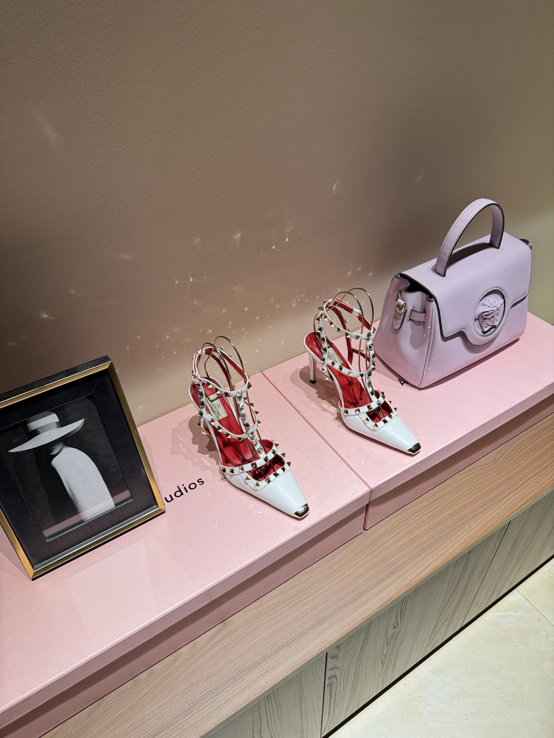 NO:789361,Valentino rivet high heels Valentino classic rivet high heels, customized cowhide + metal rivets, pointed stiletto heel design, elegant and a bit rock and roll. Multiple straps modify the foot shape, making it stable to wear. The heel is about 10cm, elongating the leg line, and looks great with skirts or jeans!  The rivet details are very recognizable. It is a classic item in the fashion circle. It can be easily worn for formal occasions or daily wear. It is exquisite and practical. Size: 35-39 (ordered at 40.41), high heels and sandals, valentino, valentino, sandals, high heels, skirts, jeans, cowhide19860909华伦天奴铆钉高跟鞋 Valentino经典铆钉高跟鞋,定制牛皮+金属铆钉,尖头细跟设计,优雅又带点摇滚感.多条绑带修饰脚型,穿着稳固,鞋跟约10cm,拉长腿部线条,搭配裙装或牛仔裤都超有气场！铆钉细节超有辨识度,是时尚圈经典单品,出席正式场合或日常穿搭都能轻松驾驭,精致又实用 Size:35-39（40.41订）,高跟鞋凉鞋,valentino,valentino,sandals,high heels,skirts,jeans,cowhide,Women's Shoes