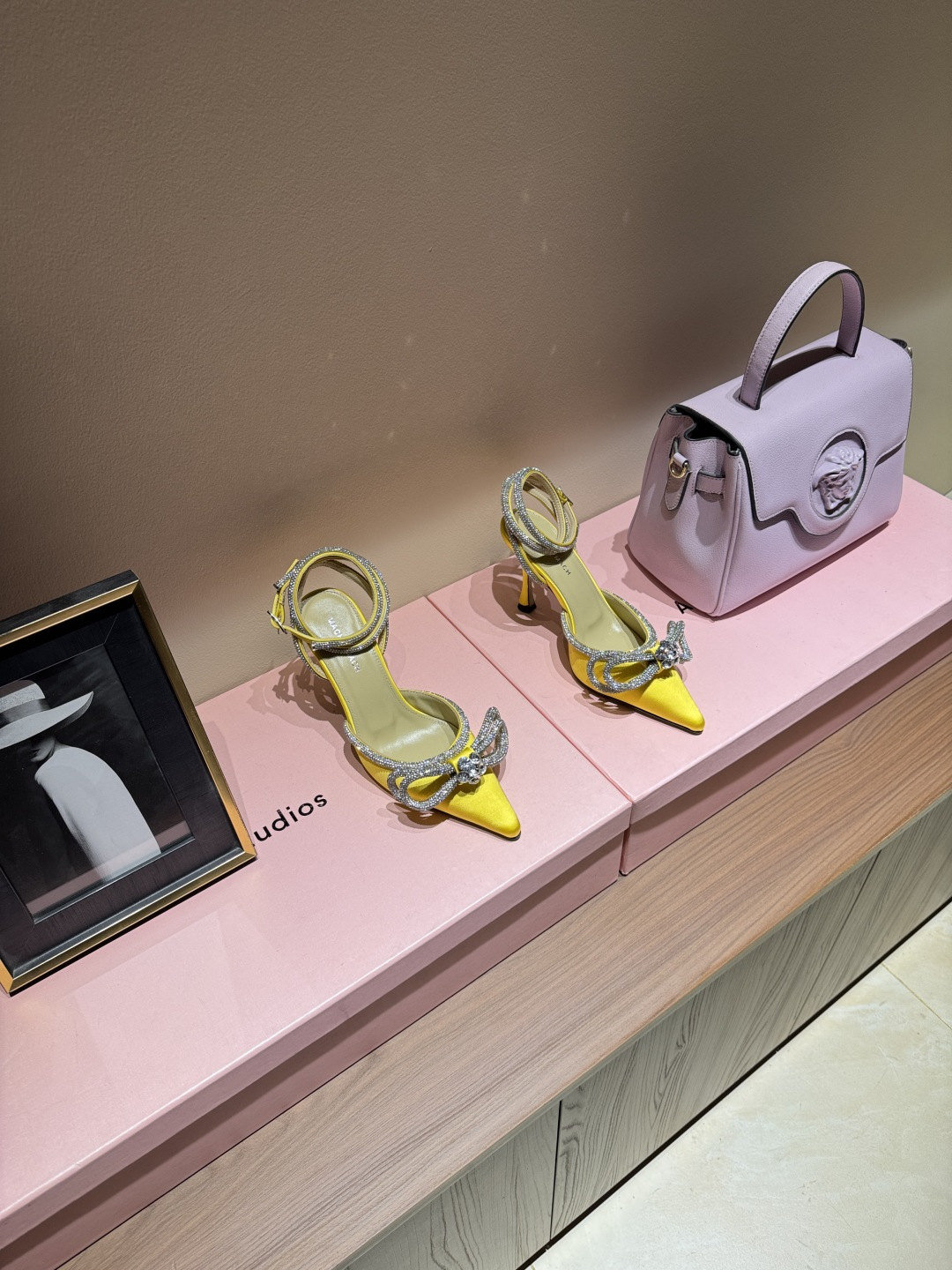 NO:789367,2026 new summer products & pearl-embellished high-heeled sandals. There is no such thing as beautiful princess shoes. You will never be able to resist this bingbing thing. Get a pair each with your sisters. Don’t be too eye-catching when you go out. They are full of temperament. Brand-new pearl decoration, very much looking forward to it. Loop-style climbing straps. Enough beauty. Follow the bright sunshine. Take the fashionable and high-end route. Let’s see a different world outside together. ———————————— ⊿size. |35-42 (40 41  42 Customized (non-refundable) ⊿color｜Multi-color ⊿heel ｜10cm ⊿Fabric ｜Real silk ⊿ Outsole ｜Italian cowhide outsole, high heels and sandals, sandals, high heels, cowhide, real silk198609092026夏季新品＆ 珍珠装饰高跟凉鞋 绝美公主鞋,没有之一 对这种bingbing的事物永远没有抵抗力 跟姐妹各来一双,出门不要太抢眼哦,气质满满 全新珍珠装饰,非常期待 环带式攀带 足够的美感 跟随明媚阳光.走时髦高端路线 一起去看看外面不一样的世界 ————————————  ⊿size. ｜35-42（40 41 42定制不退换）  ⊿color｜多色系  ⊿heel ｜10cm  ⊿面料 ｜真丝  ⊿ 大底 ｜意大利牛皮大底,高跟鞋凉鞋,sandals,high heels,cowhide,real silk,Women's Shoes