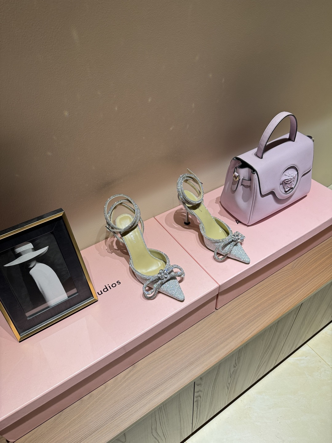 NO:789370,2025 new summer products & pearl-embellished high-heeled sandals. There is no such thing as beautiful princess shoes. You will never be able to resist this bingbing thing. Get a pair each with your sisters. Don’t be too eye-catching when you go out. Full of temperament. New pearl decoration, very much looking forward to it. Loop-style climbing straps. Enough beauty. Follow the bright sunshine. Take the fashionable and high-end route. Let’s see a different world outside together ———————————— ⊿size. |35-42 (40 41  42 Customized (non-refundable) ⊿color｜Multi-color ⊿heel ｜10cm ⊿Fabric ｜Real silk ⊿ Outsole ｜Italian cowhide outsole, high heels and sandals, sandals, high heels, cowhide, real silk198609092025夏季新品＆ 珍珠装饰高跟凉鞋 绝美公主鞋,没有之一 对这种bingbing的事物永远没有抵抗力 跟姐妹各来一双,出门不要太抢眼哦,气质满满 全新珍珠装饰,非常期待 环带式攀带 足够的美感 跟随明媚阳光.走时髦高端路线 一起去看看外面不一样的世界 ————————————  ⊿size. ｜35-42（40 41 42定制不退换）  ⊿color｜多色系  ⊿heel ｜10cm  ⊿面料 ｜真丝  ⊿ 大底 ｜意大利牛皮大底,高跟鞋凉鞋,sandals,high heels,cowhide,real silk,Women's Shoes