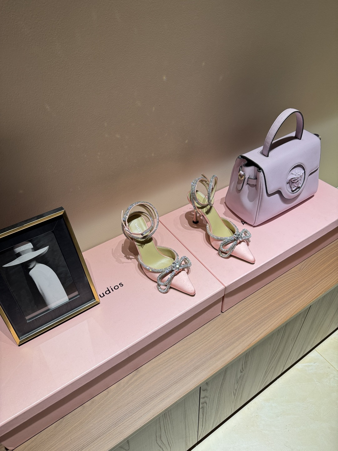 NO:789373,2026 new summer products & pearl-embellished high-heeled sandals. There is no such thing as beautiful princess shoes. You will never be able to resist this bingbing thing. Get a pair each with your sisters. Don’t be too eye-catching when you go out. They are full of temperament. Brand-new pearl decoration, very much looking forward to it. Loop-style climbing straps. Enough beauty. Follow the bright sunshine. Take the fashionable and high-end route. Let’s see a different world outside together. ———————————— ⊿size. |35-42 (40 41  42 Customized (non-refundable) ⊿color｜Multi-color ⊿heel ｜10cm ⊿Fabric ｜Real silk ⊿ Outsole ｜Italian cowhide outsole, high heels and sandals, sandals, high heels, cowhide, real silk198609092026夏季新品＆ 珍珠装饰高跟凉鞋 绝美公主鞋,没有之一 对这种bingbing的事物永远没有抵抗力 跟姐妹各来一双,出门不要太抢眼哦,气质满满 全新珍珠装饰,非常期待 环带式攀带 足够的美感 跟随明媚阳光.走时髦高端路线 一起去看看外面不一样的世界 ————————————  ⊿size. ｜35-42（40 41 42定制不退换）  ⊿color｜多色系  ⊿heel ｜10cm  ⊿面料 ｜真丝  ⊿ 大底 ｜意大利牛皮大底,高跟鞋凉鞋,sandals,high heels,cowhide,real silk,Women's Shoes