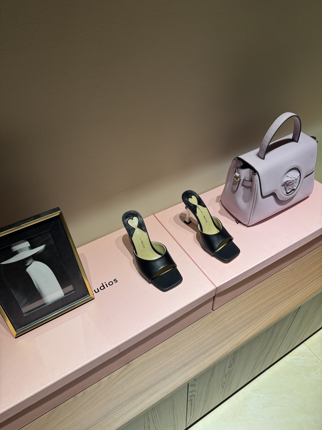 NO:789346,2026 new summer products & pearl-embellished high-heeled sandals. There is no such thing as beautiful princess shoes. You will never be able to resist this bingbing thing. Get a pair each with your sisters. Don’t be too eye-catching when you go out. They are full of temperament. Brand-new pearl decoration, very much looking forward to it. Loop-style climbing straps. Enough beauty. Follow the bright sunshine. Take the fashionable and high-end route. Let’s see a different world outside together. ———————————— ⊿size. |35-42 (40 41  42 customized (non-refundable) ⊿color｜Multi-color ⊿heel ｜10cm ⊿Fabric ｜Silk ⊿ Outsole ｜Italian cowhide outsole, high heels and slippers, sandals, high heels, slippers, cowhide, real silk198609092026夏季新品＆ 珍珠装饰高跟凉鞋 绝美公主鞋,没有之一 对这种bingbing的事物永远没有抵抗力 跟姐妹各来一双,出门不要太抢眼哦,气质满满 全新珍珠装饰,非常期待 环带式攀带 足够的美感 跟随明媚阳光.走时髦高端路线 一起去看看外面不一样的世界 ————————————  ⊿size. ｜35-42（40 41 42定制不退换）  ⊿color｜多色系  ⊿heel ｜10cm  ⊿面料 ｜真丝  ⊿ 大底 ｜意大利牛皮大底,高跟鞋拖鞋,sandals,high heels,slippers,cowhide,real silk,Women's Shoes