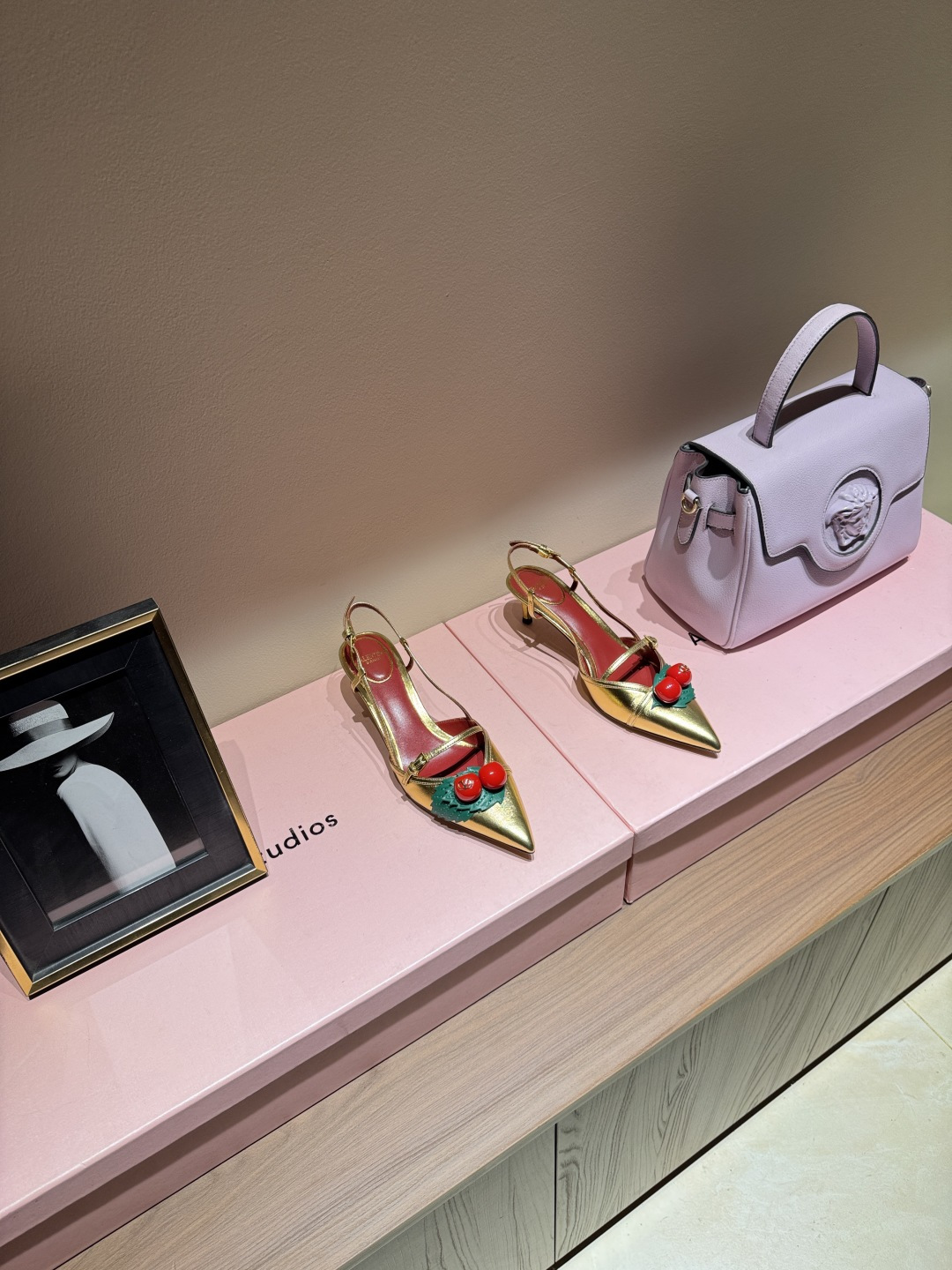 NO:789340,Valentino Valentino cherry-embellished high heels. Valentino's high-heeled shoes are made of black glossy leather and decorated with red cherries. They are exquisite and playful!  The pointed toe stiletto heel design elegantly elongates the leg line, and the empty straps at the back make it lighter. The insole is made of red leather, printed with the brand logo, and the details are perfect. The heel height is about 6.5cm, whether it is paired with a dress or daily wear, it can easily brighten the look and show unique fashion taste. Size: 35-39 (40.41 order), high heels and sandals, valentino, valentino, sandals, high heels19860909华伦天奴Valentino樱桃装饰高跟鞋 Valentino这款高跟鞋采用黑色亮面皮革,搭配红色樱桃装饰,精致又俏皮！尖头细高跟设计,优雅拉长腿部线条,后空绑带更显轻盈.鞋垫是红色皮革,印有品牌标志,细节满分.跟高约6.5cm 无论搭配礼服还是日常穿搭,都能轻松点亮造型,展现独特时尚品味 Size:35-39（40.41订）,高跟鞋凉鞋,valentino,valentino,sandals,high heels,Women's Shoes