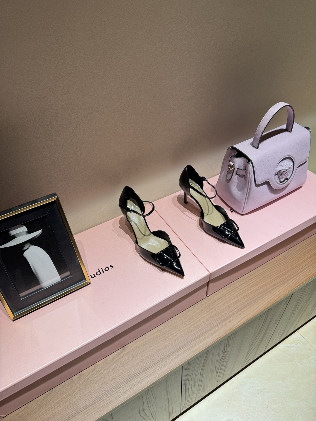 NO:789342,Black V-buckle pointed-toe Valentino high-heeled shoes. Black V-buckle pointed-toe high-heeled shoes, patent leather material + metal V-shaped buckle, highly recognizable!  The back strap design modifies the ankle line, and the approximately 8.5cm cat heel elongates the legs and is comfortable, making it easy to stand for a long time without getting tired. The pointed toe shape is elegant and can be easily used for commuting, parties, and formal occasions. It goes well with skirts or suits. You can switch between retro lady style or cool and wealthy feeling at will. The upper is easy to clean, practical and fashionable, and is a must-have item for elegant wear!  SIZE: 35-39 (40.41 order), high heels and sandals, valentino, valentino, sandals, high heels, skirts, business suit19860909黑色V扣尖头华伦天奴Valentino高跟鞋 黑色V扣尖头高跟鞋,漆皮材质+金属V形扣,辨识度超高！后空绊带设计,修饰脚踝线条,约8.5cm猫跟拉长腿型又舒适,久站也不累.尖头造型优雅,通勤、派对、正式场合都能轻松驾驭,搭配裙装或西装都很出彩,复古御姐风or清冷千金感随心切换.鞋面易清洁,实用又时髦,是气质穿搭必备单品！ SIZE:35-39（40.41订）,高跟鞋凉鞋,valentino,valentino,sandals,high heels,skirts,business suit,Women's Shoes