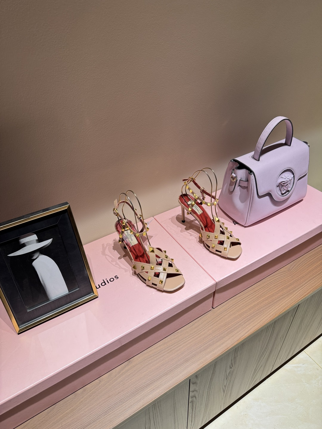 NO:789338,Valentino gold rivet high-heeled sandals Valentino black rivet high-heeled sandals are made of high-quality leather and are equipped with iconic gold rivets, which are full of fashion. Pointed stiletto heel design, about 10cm heel, elongates the leg line, and the open-toe style is perfect for summer wear. The red lining details increase brand recognition!  Whether it is paired with a dress or a daily look, it can be easily controlled, elegant and individual, and looks great at formal occasions or fashion events SiZE: 35-39 (40.41 order), high heels and sandals, valentino, sandals, high heels19860909Valentino 金色铆钉高跟凉鞋 Valentino黑色铆钉高跟凉鞋,采用优质皮革,搭配标志性金色铆钉,时尚感满分.尖头细跟设计,约10cm鞋跟,拉长腿部线条,露趾款式超适合夏季穿搭.红色内衬细节,品牌辨识度up！无论搭配礼服还是日常造型,都能轻松驾驭,优雅又个性,出席正式场合或时尚活动都很出彩 SiZE:35-39（40.41订）,高跟鞋凉鞋,valentino,sandals,high heels,Women's Shoes