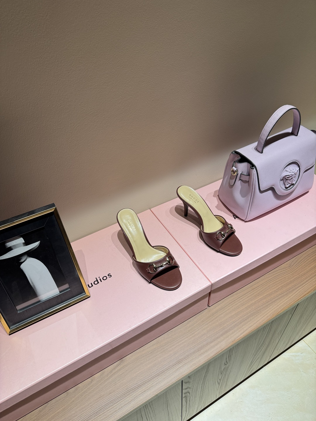 NO:789351,Gucci horsebit high-heeled sandals Gucci Gucci horsebit high-heeled sandals, classic horsebit design, high brand recognition!  The upper is made of dark GG jacquard fabric, which is low-key and textured. It elongates the leg line and is full of elegance. The open-toe flip flop design is super breathable in summer and can be easily used for commuting, parties and formal occasions. It is fashionable and practical!  Two heights 4.5/8.5 (remark the height when placing an order) SIZE: 35-39 (order 40.41), high heels and slippers, gucci, gucci, high heels, slippers19860909Gucci马衔扣高跟凉拖 Gucci古驰马衔扣高跟凉拖,经典马衔扣设计,品牌辨识度超高！鞋面是深色GG提花织物,低调又有质感.拉长腿部线条,优雅气质满分.露趾一字拖设计,夏天穿超透气,通勤、派对、正式场合都能轻松驾驭,时尚又实用！ 两个高度4.5/8.5（下单备注跟高） SIZE: 35-39（40.41订）,高跟鞋拖鞋,gucci,gucci,high heels,slippers,Women's Shoes