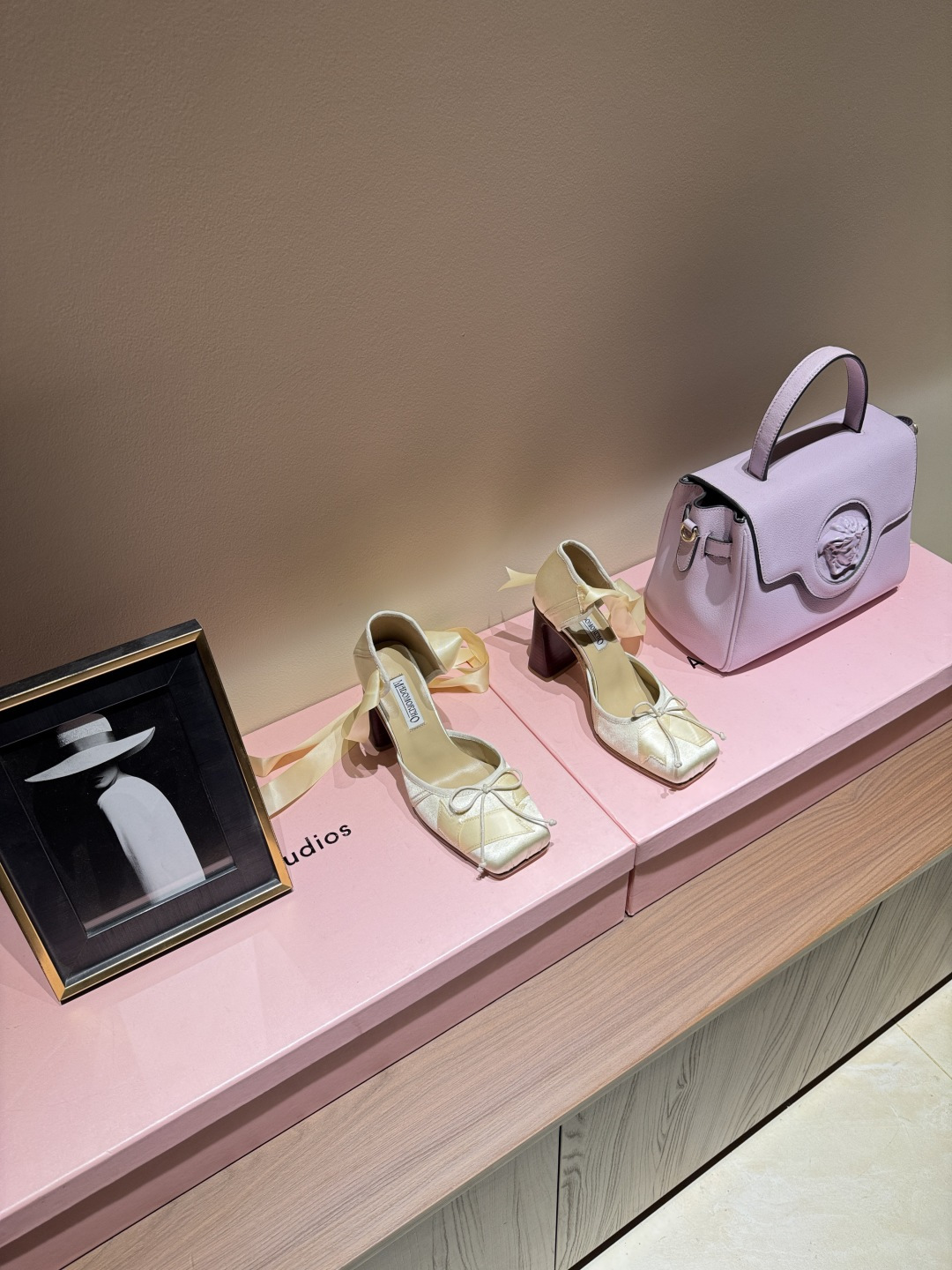 NO:789341,Treasure designer brand｜madomorpho satin strap retro thick heel ballet A niche artist brand from Berlin. They like things with rhombus elements very much. The shape is bold and avant-garde, the color tends to be contrasting but not out of place, and the design is low-key. This pair of high heels is made of satin material, full of luster, and paired with a long ribbon. It is elegant and retro. Square toe design + thick high heel. The heel is dark brown, and the visual layering is up. The upper is embellished with bows, which adds a sense of sophistication.  The straps can be wound freely, and the styling and stability are both online. It is very suitable for matching with striped socks or retro skirts. It can be easily controlled at parties and theme events. It is fashionable and practical!  SIZE: 35-39 (ordered at 40.41), high heels sandals, sandals, high heels, skirts, silk fabric19860909宝藏设计师品牌｜madomorpho 绸缎绑带复古粗跟芭蕾舞 一个来自柏林的小众艺术家品牌 他们家非常喜欢菱格元素的东西 造型大胆前卫,颜色偏向于撞色却不显跳脱,低调的设计感. 这双高跟鞋采用缎面材质 光泽感满满,搭配长条缎带 优雅又复古.方头设计+粗高跟 跟部深棕,视觉层次感up 鞋面蝴蝶结点缀,精致感拉满 绑带可自由缠绕 造型感和稳定性都在线 超适合搭配条纹袜或复古裙装,派对、主题活动 都能轻松驾驭,时尚又实用！ SIZE:35-39（40.41订）,高跟鞋凉鞋,sandals,high heels,skirts,silk fabric,Women's Shoes