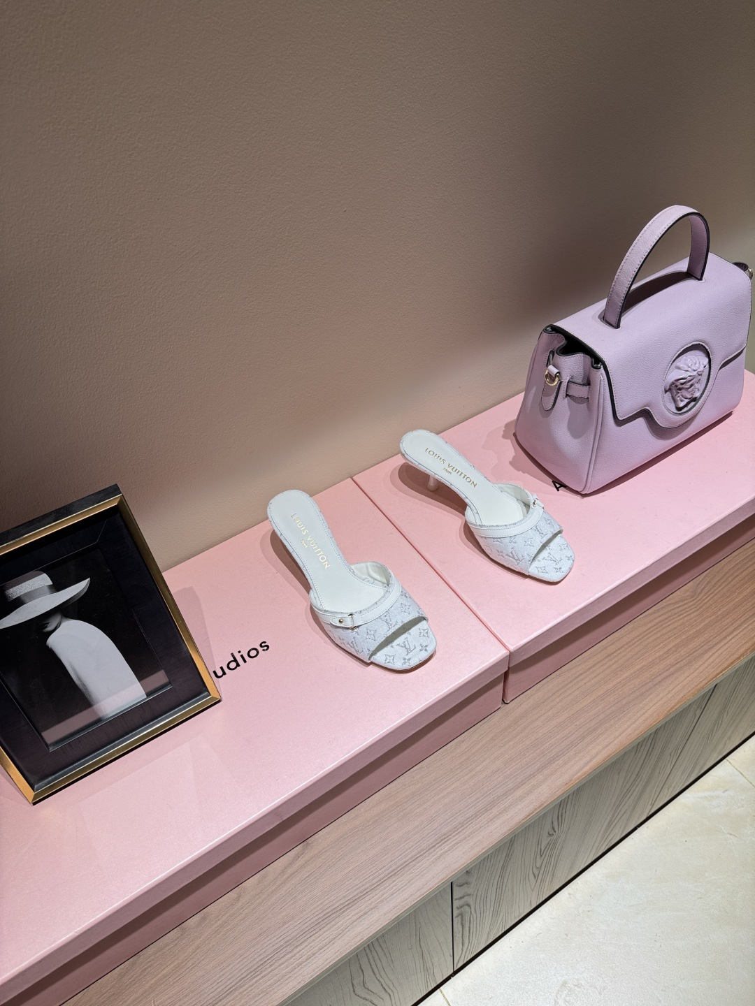 NO:789333,LV white Monogram Louis Vuitton mules, classic presbyopia canvas + white leather trim, simple and super recognizable!  The open-toe design + metal buckle strap is full of details and more stable to wear. The stiletto heels are about 5-7cm, elongating the leg lines and can be easily used in daily or formal occasions. The Monogram pattern is super brand-like, fashionable and practical. It is one of the popular items of LV and a must-have for fashionistas!  ,high heels slippers,louis vuitton,louis vuitton,high heels,slippers19860909LV白色Monogram路易威登穆勒鞋,经典老花帆布+白色皮革饰边,简约又超有辨识度！露趾设计+金属扣带,细节满分,穿着更稳固.细高跟约5-7cm,拉长腿部线条,日常或正式场合都能轻松驾驭.Monogram图案超有品牌感,时尚又实用,是LV热门单品之一,时髦精们必入！,高跟鞋拖鞋,louis vuitton,louis vuitton,high heels,slippers,Women's Shoes