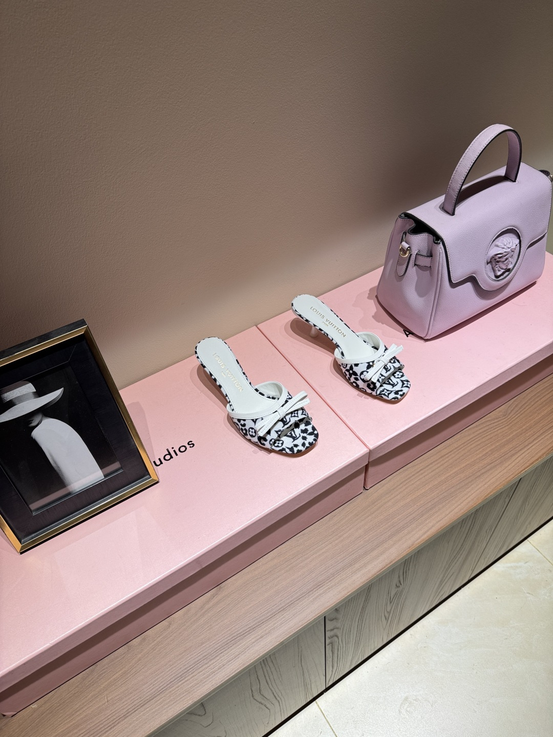 NO:789337,LV white Monogram Louis Vuitton mules, classic presbyopia canvas + white leather trim, simple and super recognizable!  The open-toe design + metal buckle strap is full of details and more stable to wear. The stiletto heels are about 5-7cm, elongating the leg lines and can be easily used in daily or formal occasions. The Monogram pattern is super brand-like, fashionable and practical. It is one of the popular items of LV and a must-have for fashionistas!  ,high heels slippers,louis vuitton,louis vuitton,high heels,slippers19860909LV白色Monogram路易威登穆勒鞋,经典老花帆布+白色皮革饰边,简约又超有辨识度！露趾设计+金属扣带,细节满分,穿着更稳固.细高跟约5-7cm,拉长腿部线条,日常或正式场合都能轻松驾驭.Monogram图案超有品牌感,时尚又实用,是LV热门单品之一,时髦精们必入！,高跟鞋拖鞋,louis vuitton,louis vuitton,high heels,slippers,Women's Shoes