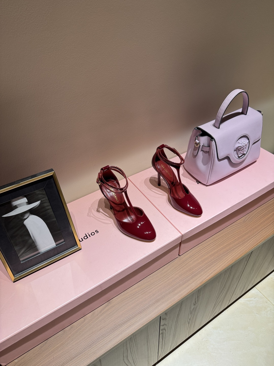 NO:925150,FERRAGAMO patent leather high heels, made of glossy patent leather, are full of gloss. The pointed toe + stiletto heel design is elegant and makes your legs look longer. The T-shaped strap and thin metal strap decoration add a sense of sophistication!  The heel height is moderate, elongating the leg line while taking into account comfort. It can be easily used for daily commuting or formal occasions. The green color scheme is super personalized, and it goes well with simple or retro-style clothing, and can easily become the highlight of the style!  ,high heels sandals,ferragamo,ferragamo,sandals,high heels19860909菲拉格慕FERRAGAMO漆皮高跟鞋,亮面漆皮材质,光泽感满分.尖头+细高跟设计,优雅又显腿长,T字带和金属细带装饰,精致感拉满！鞋跟高度适中,拉长腿部线条同时兼顾舒适,日常通勤或正式场合都能轻松驾驭.绿色配色超有个性,搭配简约或复古风服饰都很出彩,轻松成为造型亮点！,高跟鞋凉鞋,ferragamo,ferragamo,sandals,high heels,Women's Shoes