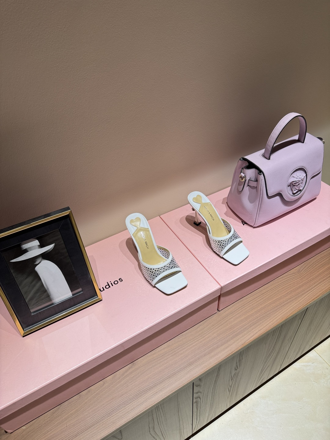 NO:925144,2026 new summer products & metal heel love heart decorated high heel sandals. There is no one of them. There is no one of them. You will never be able to resist this kind of bingbing thing. Get a pair each with your sisters. Don’t be too eye-catching when you go out. Full of temperament. Brand new pearl decoration, very looking forward to it. Loop style climbing straps. Enough beauty. Follow the bright sunshine. Take the fashionable and high-end route. Let’s see a different world outside. ——————————— ⊿size. |35-42 (40 41  42 customized (non-refundable) ⊿color｜Multi-color ⊿heel ｜10cm ⊿Fabric ｜Yangjing ⊿ Outsole ｜Italian cowhide outsole, high heels and slippers, sandals, high heels, slippers, cowhide, sheep198609092026夏季新品＆ 金属跟爱心装饰高跟凉鞋 绝美公主鞋,没有之一 对这种bingbing的事物永远没有抵抗力 跟姐妹各来一双,出门不要太抢眼哦,气质满满 全新珍珠装饰,非常期待 环带式攀带 足够的美感 跟随明媚阳光.走时髦高端路线 一起去看看外面不一样的世界 ————————————  ⊿size. ｜35-42（40 41 42定制不退换）  ⊿color｜多色系  ⊿heel ｜10cm  ⊿面料 ｜羊京 ⊿ 大底 ｜意大利牛皮大底,高跟鞋拖鞋,sandals,high heels,slippers,cowhide,sheep,Women's Shoes