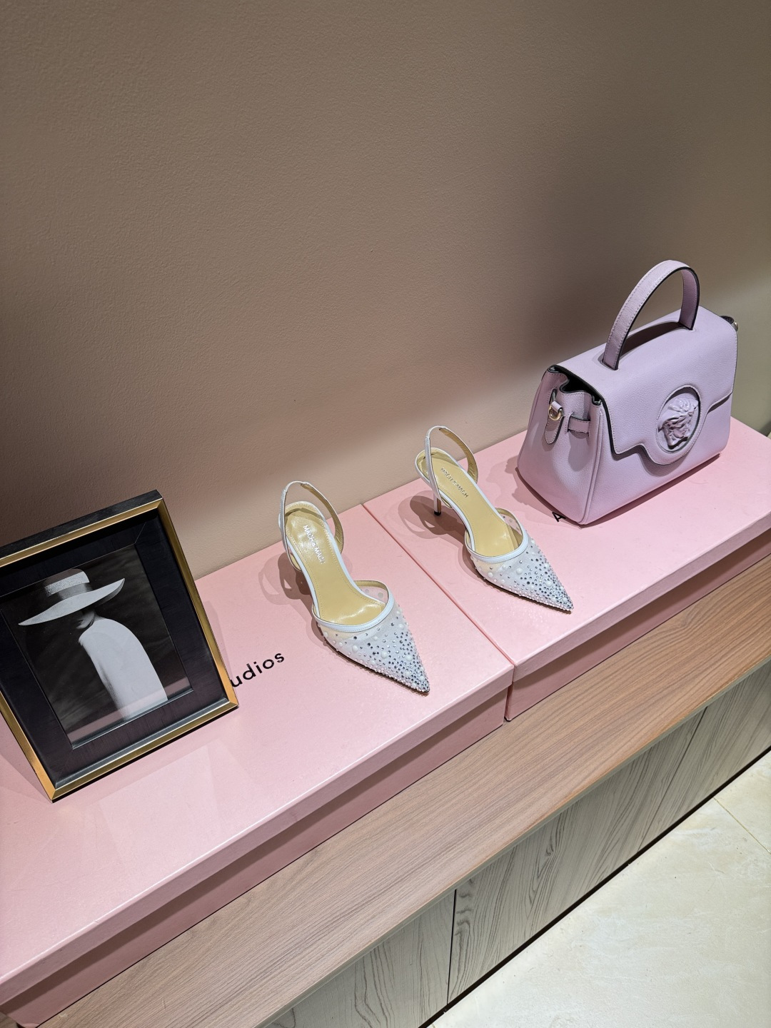 NO:925138,2026 new summer products & lace hot-drilled high-heeled sandals. There is no one of them. There is no one of them. You will never be able to resist this kind of bingbing thing. Get a pair each with your sisters. Don’t be too eye-catching when you go out. They are full of temperament. New pearl decoration, very much looking forward to it. Ring-style climbing straps. Enough beauty. Follow the bright sunshine. Take the fashionable and high-end route. Let’s see a different world outside together. ———————————— ⊿size. |35-42 (40 41  42 customized (non-refundable) ⊿color｜Multi-color ⊿heel ｜10cm ⊿Fabric ｜Lace rhinestone ⊿ Outsole ｜Italian cowhide outsole, high heels sandals, sandals, high heels,cowhide198609092026夏季新品＆ 蕾丝烫钻高跟凉鞋 绝美公主鞋,没有之一 对这种bingbing的事物永远没有抵抗力 跟姐妹各来一双,出门不要太抢眼哦,气质满满 全新珍珠装饰,非常期待 环带式攀带 足够的美感 跟随明媚阳光.走时髦高端路线 一起去看看外面不一样的世界 ————————————  ⊿size. ｜35-42（40 41 42定制不退换）  ⊿color｜多色系  ⊿heel ｜10cm  ⊿面料 ｜蕾丝烫钻 ⊿ 大底 ｜意大利牛皮大底,高跟鞋凉鞋,sandals,high heels,cowhide,Women's Shoes
