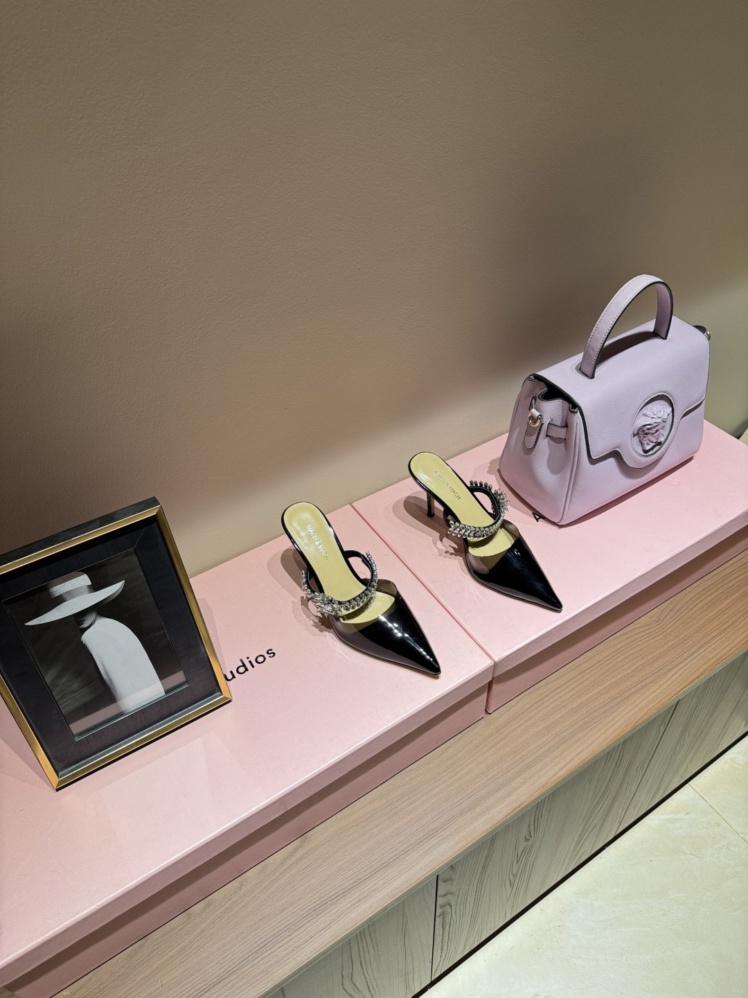 NO:925133,2026 new summer products & PVC crystal diamond buckle high-heeled sandals. There is no one of them. There is no one of them. You will never be able to resist this kind of bingbing thing. Get a pair each with your sisters. Don’t be too eye-catching when you go out. Full of temperament. Brand new pearl decoration, very looking forward to it. Loop-style climbing straps. Enough beauty. Follow the bright sunshine. Take the fashionable and high-end route. Let’s see a different world outside. ——————————— ⊿size. |35-42 (40 41  42 customized (non-returnable) ⊿color｜Multi-color ⊿heel ｜10cm ⊿Fabric ｜PVC ⊿ Outsole ｜Italian cowhide outsole, half-drag high heels, sandals, high heels, cowhide198609092026夏季新品＆ PVC水晶钻扣高跟凉鞋 绝美公主鞋,没有之一 对这种bingbing的事物永远没有抵抗力 跟姐妹各来一双,出门不要太抢眼哦,气质满满 全新珍珠装饰,非常期待 环带式攀带 足够的美感 跟随明媚阳光.走时髦高端路线 一起去看看外面不一样的世界 ————————————  ⊿size. ｜35-42（40 41 42定制不退换）  ⊿color｜多色系  ⊿heel ｜10cm  ⊿面料 ｜pvc ⊿ 大底 ｜意大利牛皮大底,半拖高跟鞋,sandals,high heels,cowhide,Women's Shoes