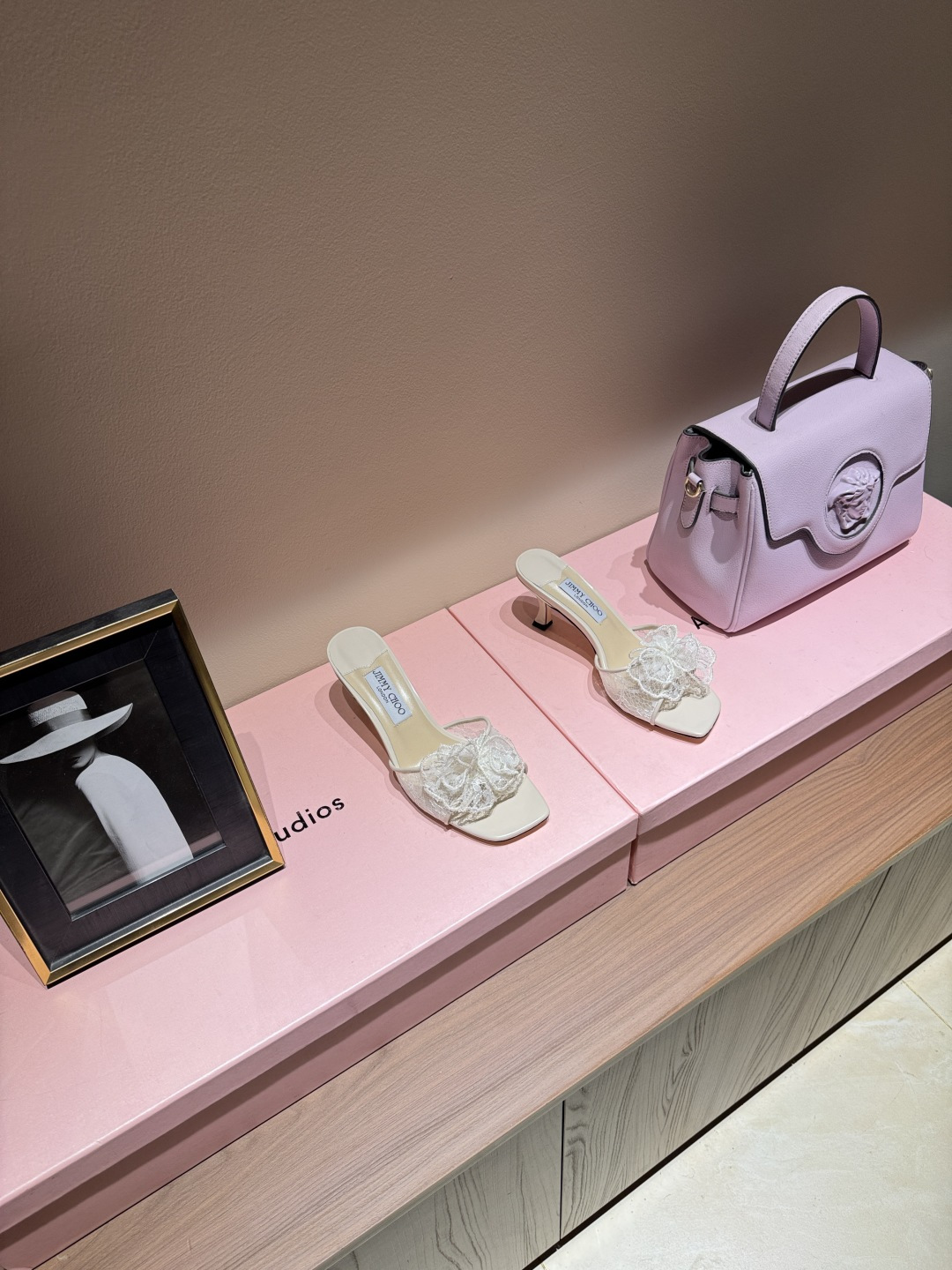 NO:925125,The new 2026 spring and summer Jimmychoo style and details are very particular!  Lace is not just decoration, it is the core highlight ~ The most interesting thing about this series is the contrast and little surprises!  Soft pastel colors can also look bold, and their appearance is very contagious. Sandra Choi moved the oversized paper peonies into Milan, surrounded by greenery and flowers, as if walking into a surreal wonderland. What surprised me most about Jimmy Choo this season was the 'reconstruction of lace'. The metal toe splicing is no longer just a symbol of femininity, but has been deconstructed and spliced, turning it into a leader in shoes. Fabric: Imported embroidered lace Lining Imported custom-made lambskin outsole  Imported Italian raw color cowhide base size 35 to 39 (40 41 42 customized) Heel height: 6cm, high heels and slippers, jimmy choo, high heels, slippers, cowhide, sheepskin198609092026春夏新款Jimmychoo 版型和细节超讲究！蕾丝不只是装饰,是核心亮点～ 这个系列最有意思的就是反差感和小惊喜！ 柔和的粉彩色也能显得很大胆,颜值很有感染力.SandraChoi把超大纸艺牡丹搬进米兰,四周绿意与花卉簇拥,仿佛走进一个超现实的仙境  这一季JimmyChoo最让我惊喜的是“蕾丝的再造”.金属鞋头拼接,它不再只是柔美的象征,而是被解构、拼接,化作鞋履上的佼佼者 面料: 进口刺绣蕾丝 内里 进口意制小羊皮  大底 进口意大利原色牛皮底码数 35一39(40 41 42定制) 跟高:6cm,高跟鞋拖鞋,jimmy choo,high heels,slippers,cowhide,sheepskin,Women's Shoes