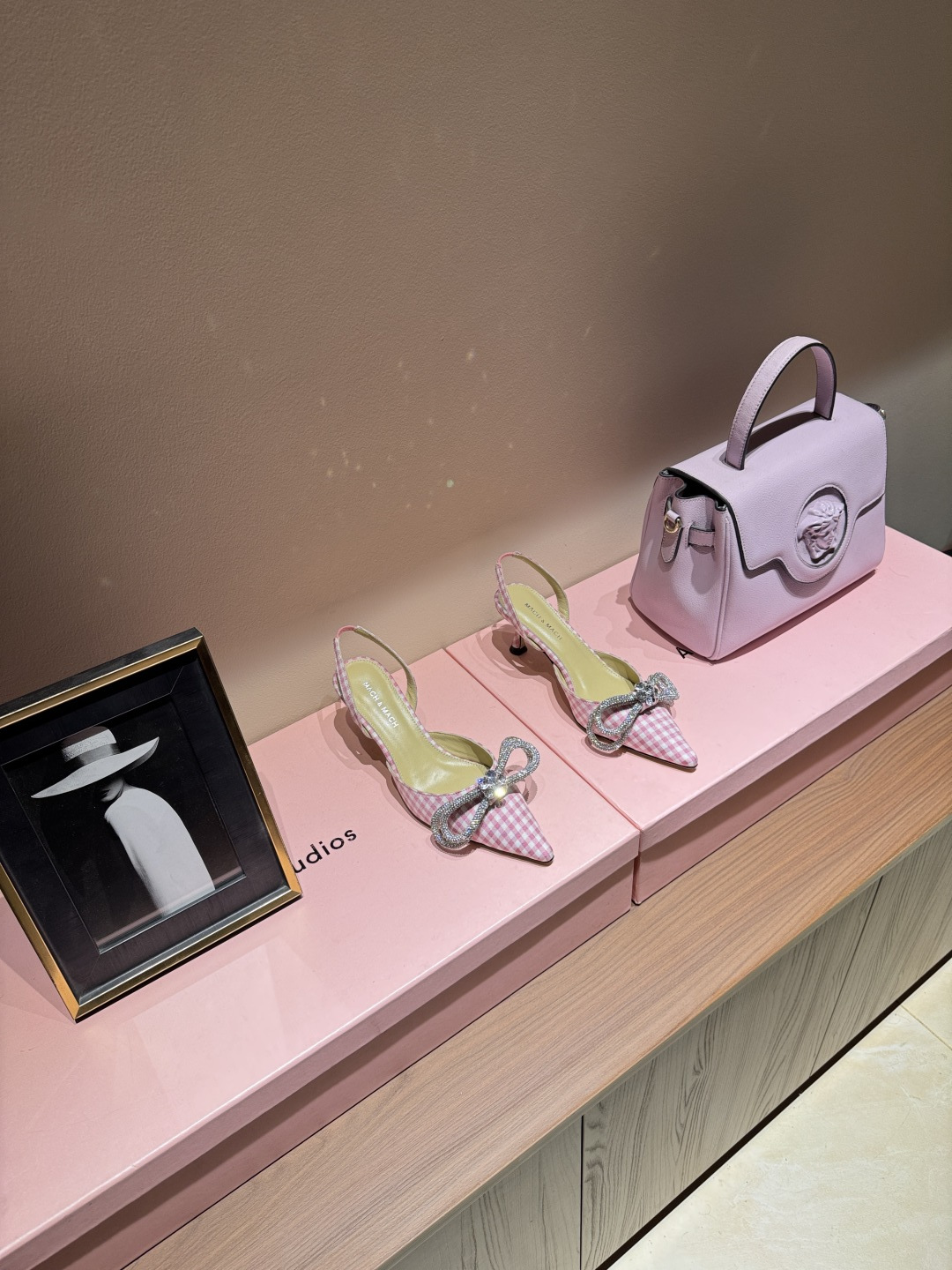 NO:925120,2026 new summer products & pearl-embellished high-heeled sandals. There is no such thing as beautiful princess shoes. You will never be able to resist this bingbing thing. Get a pair each with your sisters. Don’t be too eye-catching when you go out. They are full of temperament. Brand-new pearl decoration, very much looking forward to it. Loop-style climbing straps. Enough beauty. Follow the bright sunshine. Take the fashionable and high-end route. Let’s see a different world outside together. ———————————— ⊿size. |35-42 (40 41  42 customized (non-refundable) ⊿color｜Multi-color ⊿heel ｜6.5cm ⊿Fabric ｜Real silk ⊿ Outsole ｜Italian cowhide outsole, high heels and sandals, sandals, high heels, cowhide, real silk198609092026夏季新品＆ 珍珠装饰高跟凉鞋 绝美公主鞋,没有之一 对这种bingbing的事物永远没有抵抗力 跟姐妹各来一双,出门不要太抢眼哦,气质满满 全新珍珠装饰,非常期待 环带式攀带 足够的美感 跟随明媚阳光.走时髦高端路线 一起去看看外面不一样的世界 ————————————  ⊿size. ｜35-42（40 41 42定制不退换）  ⊿color｜多色系  ⊿heel ｜6.5cm  ⊿面料 ｜真丝  ⊿ 大底 ｜意大利牛皮大底,高跟鞋凉鞋,sandals,high heels,cowhide,real silk,Women's Shoes