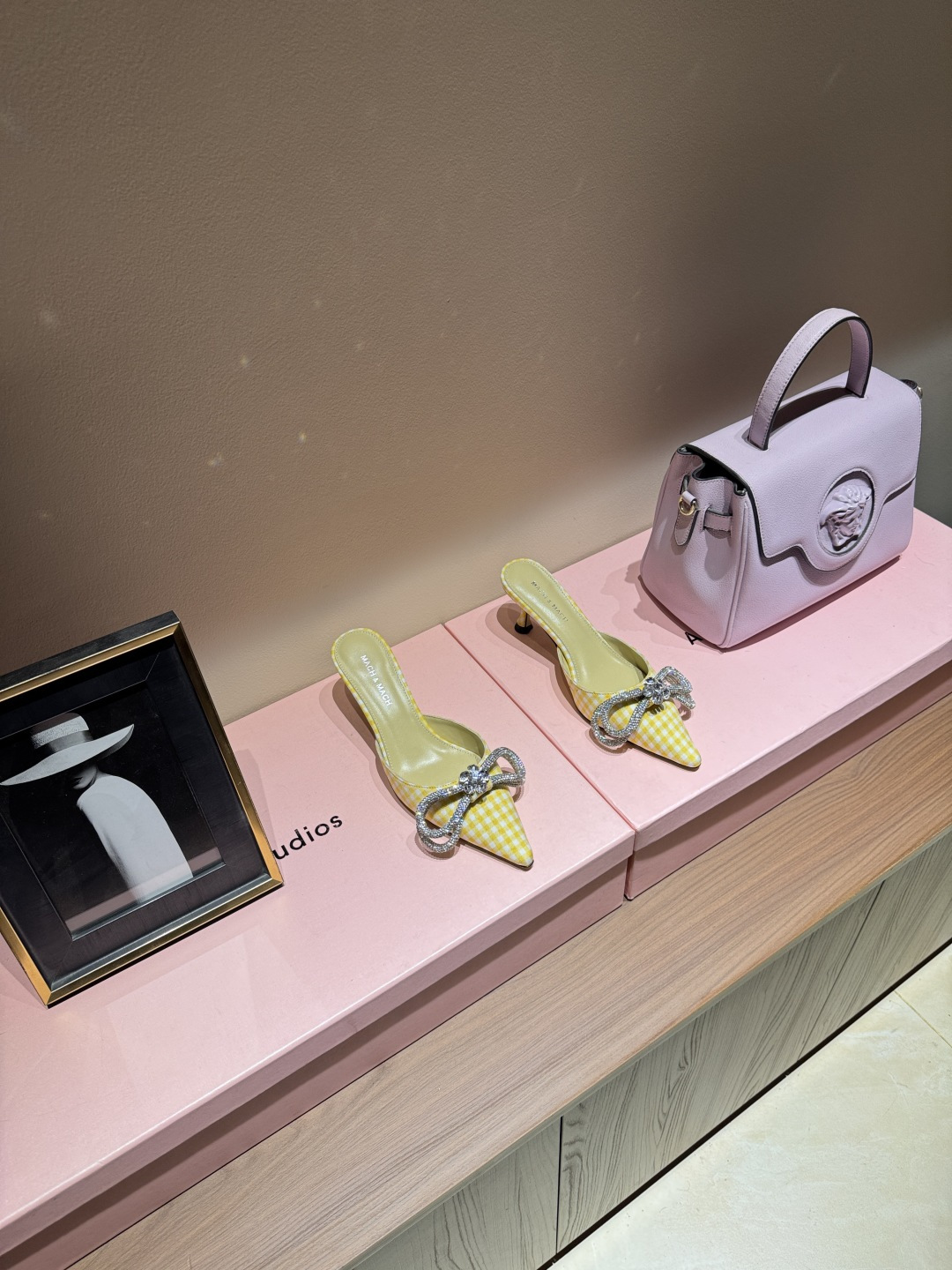 NO:925110,2026 new summer products & pearl-embellished high-heeled sandals. There is no such thing as beautiful princess shoes. You will never be able to resist this bingbing thing. Get a pair each with your sisters. Don’t be too eye-catching when you go out. They are full of temperament. Brand-new pearl decoration, very much looking forward to it. Loop-style climbing straps. Enough beauty. Follow the bright sunshine. Take the fashionable and high-end route. Let’s see a different world outside together. ———————————— ⊿size. |35-42 (40 41  42 customized (non-refundable) ⊿color｜Multi-color ⊿heel ｜6.5cm ⊿Fabric ｜Real silk ⊿ Outsole ｜Italian cowhide outsole, half-slip high heels, sandals, high heels, cowhide, real silk198609092026夏季新品＆ 珍珠装饰高跟凉鞋 绝美公主鞋,没有之一 对这种bingbing的事物永远没有抵抗力 跟姐妹各来一双,出门不要太抢眼哦,气质满满 全新珍珠装饰,非常期待 环带式攀带 足够的美感 跟随明媚阳光.走时髦高端路线 一起去看看外面不一样的世界 ————————————  ⊿size. ｜35-42（40 41 42定制不退换）  ⊿color｜多色系  ⊿heel ｜6.5cm  ⊿面料 ｜真丝  ⊿ 大底 ｜意大利牛皮大底,半拖高跟鞋,sandals,high heels,cowhide,real silk,Women's Shoes