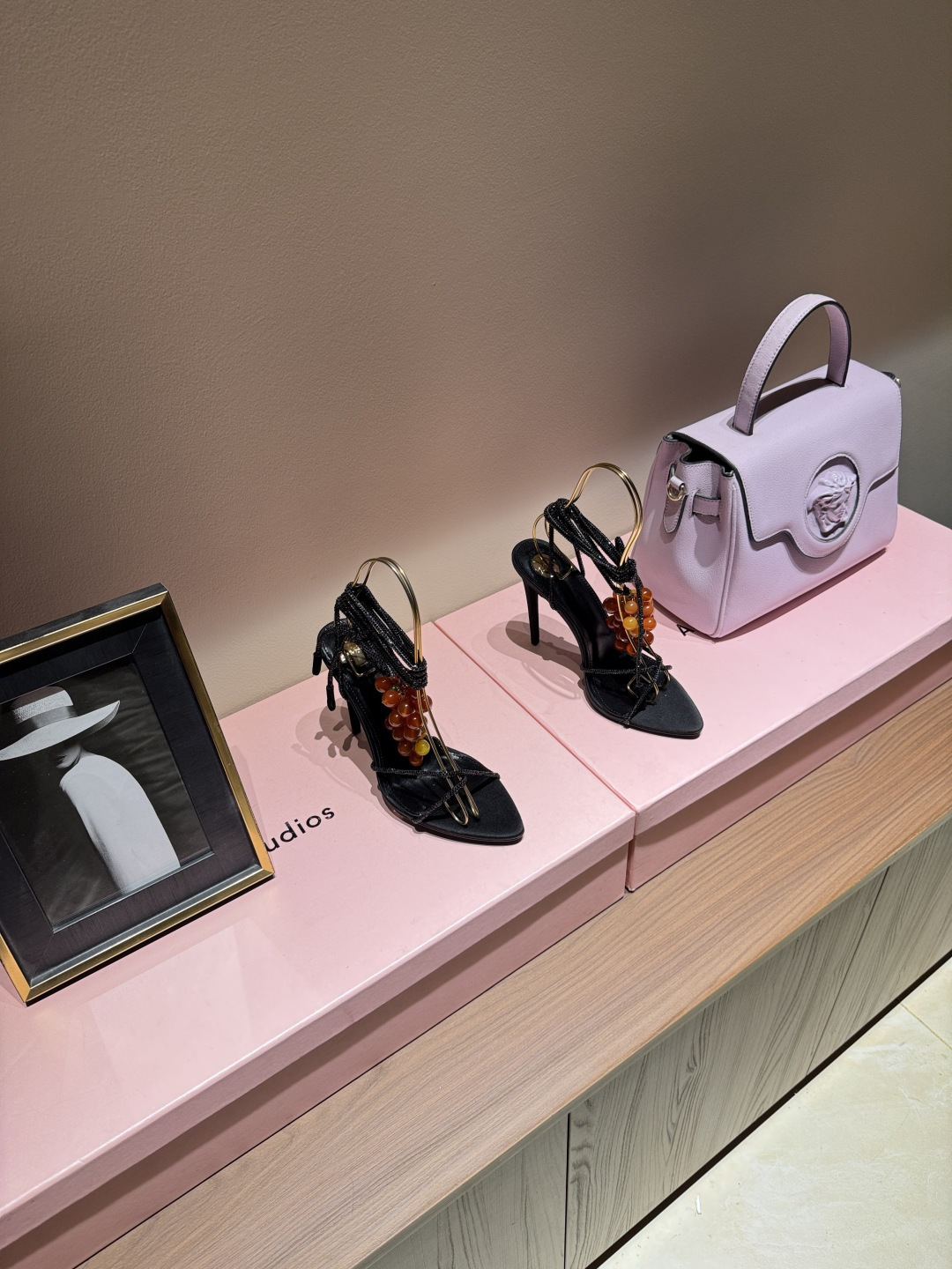 NO:925093,Saint Laurent high heels and amber pendants. The high heels are made of satin material. The uppers are full of luster. The stiletto heels are designed to show long legs. The toes are embellished with metal chains and pearls, which add a sense of sophistication and are suitable for dresses or formal occasions. The amber pendants above are composed of multiple amber beads and are paired with metal chains. They are retro and luxurious. They may be part of decorations or art ornaments, and directly enhance the overall atmosphere.  SIZE: 35-39 (ordered on 40.41.42), high heels sandals, saint laurent, saint laurent, sandals, high heels19860909圣罗兰Saint Laurent高跟鞋与琥珀挂饰 高跟鞋采用缎面材质,鞋面光泽感满满,细高跟设计超显腿长.鞋头点缀金属链条和珍珠,精致感拉满,适合礼服或正式场合穿搭.上方琥珀挂饰由多颗琥珀色珠子组成,搭配金属链条,复古又奢华,可能是装饰品或艺术摆件的一部分,整体氛围感直接拉满. SIZE:35-39（40.41.42订）,高跟鞋凉鞋,saint laurent,saint laurent,sandals,high heels,Women's Shoes
