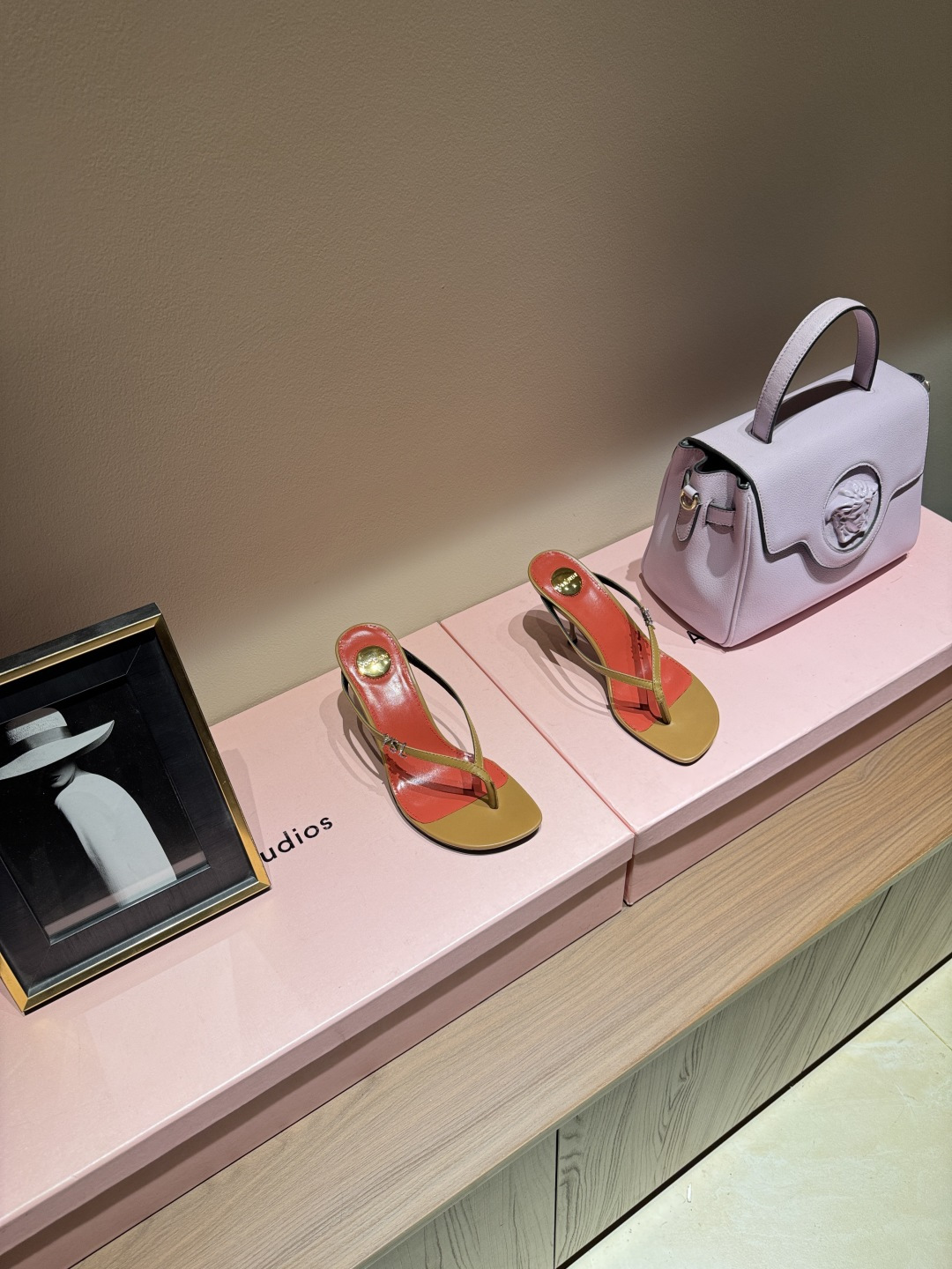 NO:925115,SAIN*LAURENT2026 Yves Saint Laurent's new high-heeled sandals. Square-toe high-heeled slippers. How can you miss a pair of fairy shoes in the light summer? Matching with various small skirts, you don't have to pick the shape of your feet at all. The transparent sparkling diamonds show a illusion under the light. It is really too beautiful. The whiteness of the upper feet makes people look up!  The delicate crystal chain embellishes the delicate lines of the ankle, releasing infinite elegance. Explore more high-heeled shoes!  Fabric cowhide leather outsole Size 35-42 (customized at 40.41.42) Heel height 8cm, split-toe shoes, saint laurent, saint laurent, sandals, high heels, slippers, skirts, cowhide, Leather soles19860909SAIN*LAURENT2026圣罗兰全新高跟凉鞋 方头高跟拖鞋淡淡的夏日里怎么少得了一双仙女鞋 各种小裙子搭配起来 完全不挑脚型哦 通透的闪钻在光线的照耀下呈现幻彩 真的美的过分 上脚显白的让人上头！细巧水晶链饰点亮脚踝纤雅线条 释放无限优雅魅力 探索更多臻选高跟鞋！ 面料牛皮 大底真皮大底 码数35-42（40.41.42定制） 跟高8cm,分趾鞋,saint laurent,saint laurent,sandals,high heels,slippers,skirts,cowhide,Leather soles,Women's Shoes