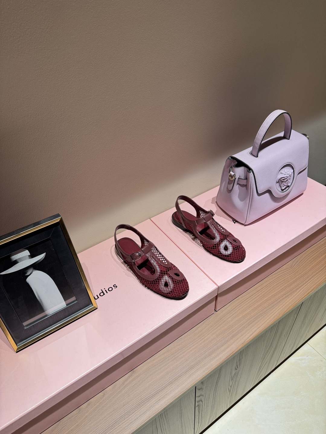 NO:925104,Hermès Walks in Beauty 26SS Paris Holiday Series Mary Jane shoes, hollow mesh + brown leather stitching, breathable and stylish!  Flat bottom + adjustable buckle, easy to put on and take off, super stable when walking. The hollow elements make the summer more refreshing, elegant and retro style, it goes well with skirts or casual pants, and can be easily used for daily travel and vacation~, sandals, hermes, sandals, mary jane, skirts19860909爱马仕Walks in Beauty 26SS巴黎假日系列玛丽珍鞋,镂空网布+棕色皮革拼接,透气又有设计感！平底+可调节扣带,穿脱方便,走路超稳.镂空元素让夏天更清爽,优雅复古风,搭裙装或休闲裤都很出彩,日常出行、度假都能轻松驾驭～,凉鞋,hermes,sandals,mary jane,skirts,Women's Shoes