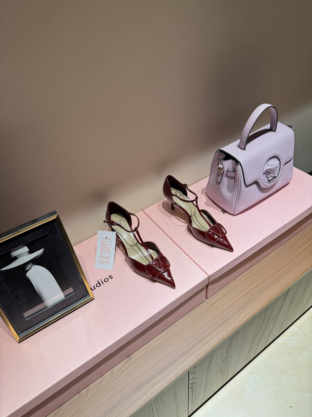 NO:925100,Valentino V-buckle pointed-toe high-heeled shoes Valentino V-buckle pointed-toe high-heeled shoes, the iconic V-shaped metal buckle is very recognizable, and the white patent leather upper is full of gloss. The pointed-toe design lengthens the leg line, and the empty T-strap at the back is elegant and stable. The slender heel is about 8cm, giving you full aura!  The sheepskin lining is soft and comfortable, suitable for long-term wear. Whether it is paired with a skirt or a suit, it can be easily worn. It is excellent for dates, banquets, and commuting. It is a practical and fashionable choice of high heels. SIZE: 35-39 (40.41 orders, sandals, valentino, sandals, high heels, skirts, business suit, sheepskin19860909Valentino V扣尖头高跟鞋 Valentino V扣尖头高跟鞋,标志性V字金属扣超有辨识度,白色漆皮鞋面光泽感满分.尖头设计拉长腿部线条,后空T字带优雅又稳固,细跟约8cm,气场全开！羊皮革内衬柔软舒适,适合长时间穿着.无论搭配裙装还是西装,都能轻松驾驭,约会、宴会、通勤都很出彩,是实用与时尚兼具的高跟鞋选择 SIZE:35-39（40.41订,凉鞋,valentino,sandals,high heels,skirts,business suit,sheepskin,Women's Shoes