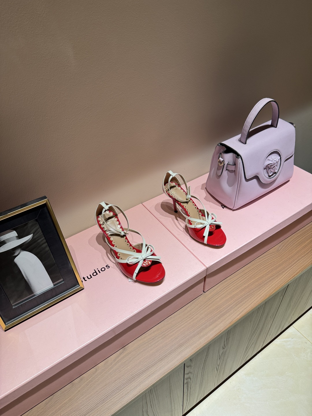 NO:925046,Golden V-buckle pointed-toe Valentino high-heeled shoes. Black V-buckle pointed-toe high-heeled shoes, made of patent leather + metal V-shaped buckle, highly recognizable!  The back strap design modifies the ankle line, and the approximately 8.5cm cat heel elongates the legs and is comfortable, making it easy to stand for a long time without getting tired. The pointed toe shape is elegant and can be easily used for commuting, parties, and formal occasions. It goes well with skirts or suits. You can switch between retro lady style or cool and wealthy feeling at will. The upper is easy to clean, practical and fashionable, and is a must-have item for elegant wear!  SIZE:35-39 (40.41 order),sandals,valentino,valentino,sandals,high heels,skirts,business suit19860909金色V扣尖头华伦天奴Valentino高跟鞋 黑色V扣尖头高跟鞋,漆皮材质+金属V形扣,辨识度超高！后空绊带设计,修饰脚踝线条,约8.5cm猫跟拉长腿型又舒适,久站也不累.尖头造型优雅,通勤、派对、正式场合都能轻松驾驭,搭配裙装或西装都很出彩,复古御姐风or清冷千金感随心切换.鞋面易清洁,实用又时髦,是气质穿搭必备单品！ SIZE:35-39（40.41订）,凉鞋,valentino,valentino,sandals,high heels,skirts,business suit,Women's Shoes