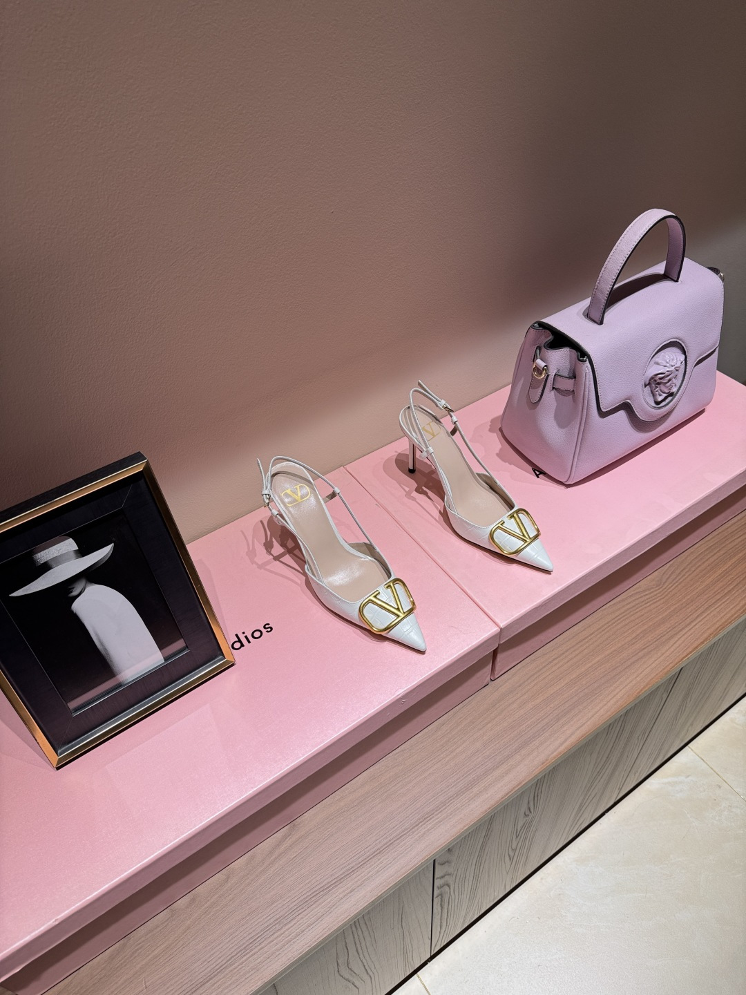 NO:925057,Valentino V-buckle pointed-toe high-heeled shoes Valentino V-buckle pointed-toe high-heeled shoes, the iconic V-shaped metal buckle is very recognizable, and the white patent leather upper is full of gloss. The pointed-toe design lengthens the leg line, and the empty T-strap at the back is elegant and stable. The slender heel is about 8cm, giving you full aura!  The sheepskin lining is soft and comfortable, suitable for long-term wear. Whether it is paired with a skirt or a suit, it can be easily worn. It is excellent for dates, banquets, and commuting. It is a practical and fashionable choice of high heels.19860909Valentino V扣尖头高跟鞋 Valentino V扣尖头高跟鞋,标志性V字金属扣超有辨识度,白色漆皮鞋面光泽感满分.尖头设计拉长腿部线条,后空T字带优雅又稳固,细跟约8cm,气场全开！羊皮革内衬柔软舒适,适合长时间穿着.无论搭配裙装还是西装,都能轻松驾驭,约会、宴会、通勤都很出彩,是实用与时尚兼具的高跟鞋选择 SIZE:35-39（40.41订,高跟鞋凉鞋,valentino,sandals,high heels,skirts,business suit,sheepskin,Women's Shoes