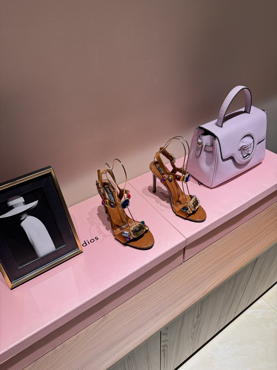 NO:924716,Dolce & Gabbana Italian palace-style gemstone high heels Dolce & Gabbana's gemstone high heels are made of satin material and are matched with colorful imitation crystal gemstones. They are full of luxury. The stiletto heel design is about 10 cm, suitable for evening dresses or formal occasions. The gemstones are mainly red, blue and yellow, arranged exquisitely and with strong visual impact. Italian craftsmanship, perfect details, suitable for sisters who pursue individuality and high-end fashion. Size: 35-39 (ordered at 40.41.42)  Other colors can be ordered, high heels sandals, Dolce&Gabbana, Dolce&Gabbana, sandals, high heels19860909Dolce & Gabbana杜嘉班纳意式宫廷风宝石高跟鞋 Dolce & Gabbana这款宝石高跟鞋,采用缎面材质,搭配多彩仿水晶宝石,奢华感满满.细高跟设计,约10厘米,适合晚礼服或正式场合穿搭.宝石以红、蓝、黄为主,排列精致,视觉冲击力超强.意大利工艺,细节满分,适合追求个性与高端时尚的姐妹们  Size:35-39（40.41.42订） 其他颜色可订,高跟鞋凉鞋,Dolce&Gabbana,Dolce&Gabbana,sandals,high heels,Women's Shoes