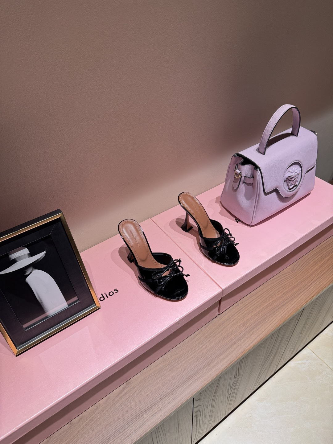 NO:925022,AMINA MUADDI white lace high-heeled mules. These white lace high-heeled mules are designed with a hollow lace upper and straps, which are exquisite and layered. The special-shaped high heels are about 8-10cm, with full visual impact, perfect for dinners, parties and other formal occasions!  The insole is made of brown leather, which is comfortable and durable. The overall is light and breathable. It is also suitable for summer wear. Pair it with simple or elegant clothing to enhance your temperament!  ,high heels slippers,high heels,slippers19860909AMINA MUADDI白色蕾丝高跟穆勒鞋 这款白色蕾丝高跟穆勒鞋,采用镂空蕾丝鞋面+绑带设计,精致又有层次感.异形高跟约8-10cm,视觉冲击力满分,超适合晚宴、派对等正式场合！鞋垫是棕色皮革,舒适又耐用,整体轻盈透气,夏天穿也很OK～搭配简约或优雅风服饰,气质直接拉满！,高跟鞋拖鞋,high heels,slippers,Women's Shoes