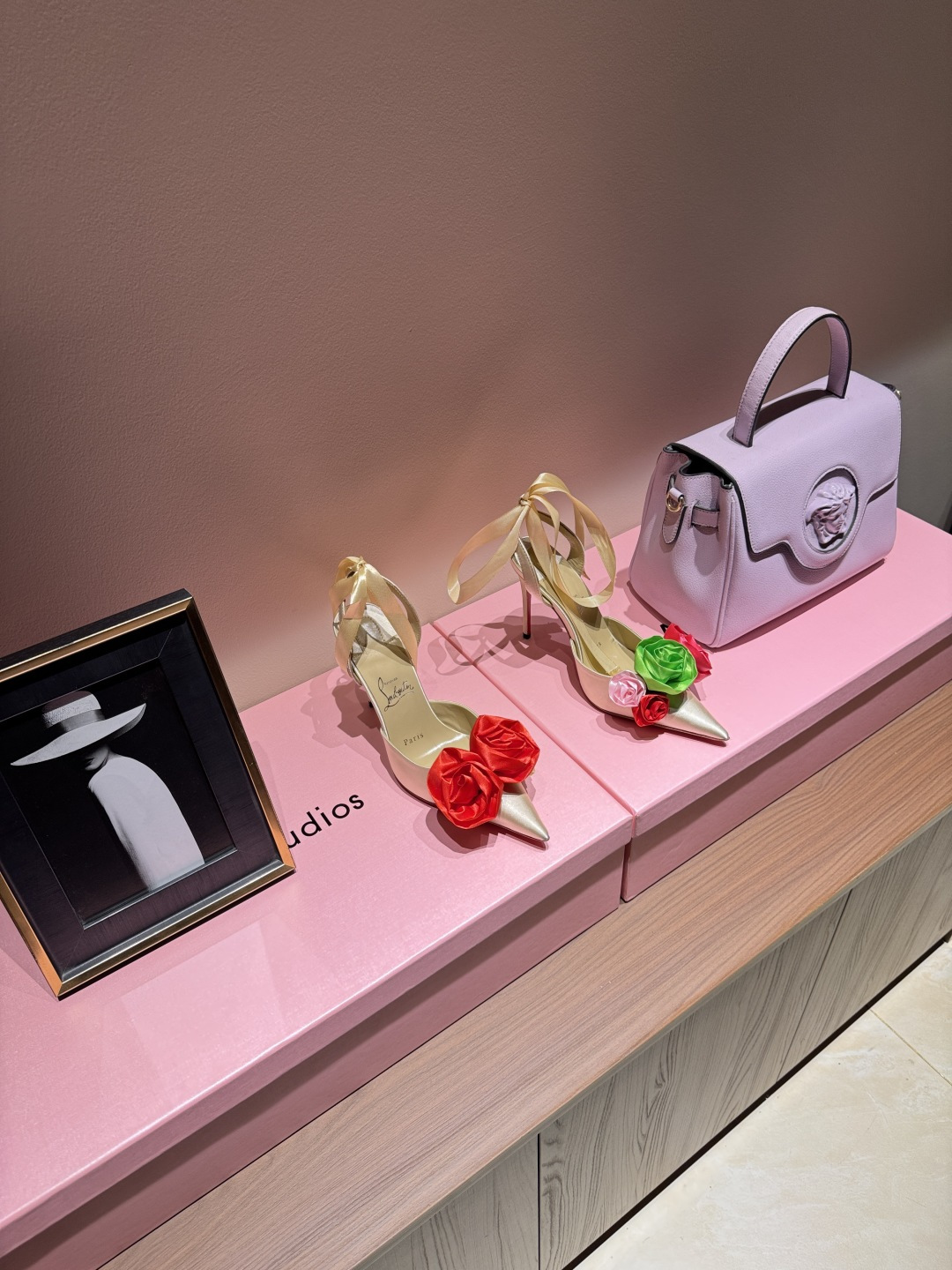 NO:924954,Christian Louboutin Miss Z 100 high heels Christian Louboutin Miss Z 100 high heels, with the iconic red base and rose white color, with a strong luster. The pointed toe design of mm stiletto heels is elegant and sexy. The word 'Paris' is written on the inside of the shoe, giving it a French luxury atmosphere!  Whether it is an evening dress or a formal occasion, you can easily manage it with full aura. SIZE: 35-39 (ordered at 40.41), high heels, sandals, sandals, high heels19860909Christian Louboutin Miss Z 100高跟鞋 Christian Louboutin Miss Z 100高跟鞋,标志性红底玫瑰白色,光泽感超强.尖头设计mm细高跟,优雅又性感,鞋内侧“Paris”字样,法式奢华氛围拉满！无论晚礼服还是正式场合,都能轻松驾驭,气场全开. SIZE: 35-39（40.41订）,高跟鞋凉鞋,sandals,high heels,Women's Shoes