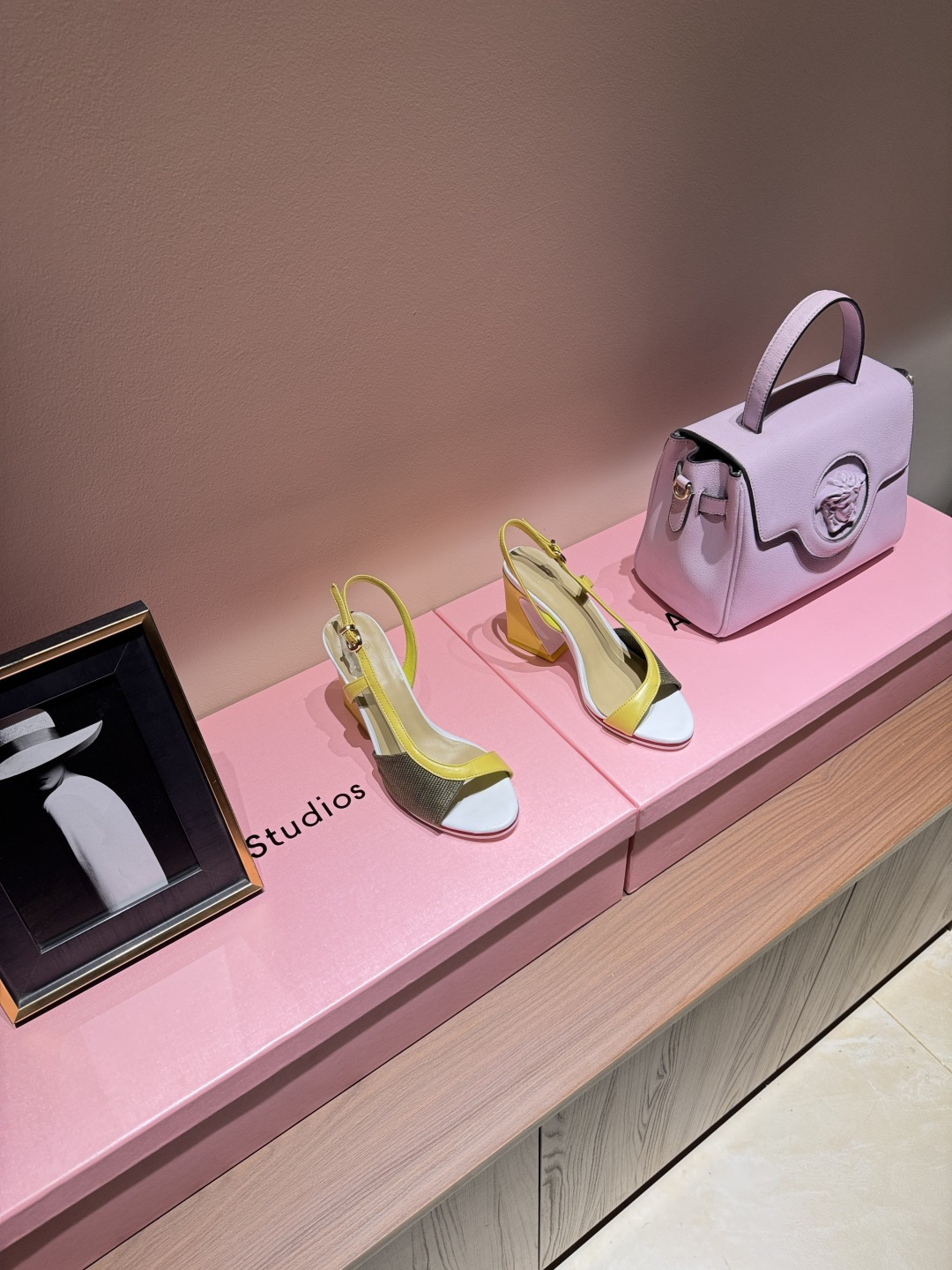 NO:924957,2026 Fendi FENDI fashion show yellow color-blocked high-heeled sandals. These high-heeled sandals are designed with bright yellow + dark green color matching, white soles + red edges, which are very eye-catching!  The upper is made of woven texture, with smooth leather, and is full of layers. The thick heel design has a moderate heel height, which can be easily used in daily or formal occasions. The adjustable ankle strap makes it more stable and comfortable to wear. It is great to wear with skirts or casual pants in summer, fashionable and practical!  Size: 35-39 (ordered on 40.41.42), high heels and sandals, fendi, fendi, sandals, high heels, skirts198609092026芬迪 FENDI时装走秀黄色拼色高跟凉鞋 这款高跟凉鞋采用亮黄+深绿拼色设计,白色鞋底+红色边缘,视觉超吸睛！鞋面是编织纹理,搭配光滑皮革,层次感满满.粗跟设计,跟高适中,日常或正式场合都能轻松驾驭.可调节脚踝绑带,穿着更稳更舒适～夏天搭裙装或休闲裤都很出彩,时尚又实用！ Size:35-39（40.41.42订）,高跟鞋凉鞋,fendi,fendi,sandals,high heels,skirts,Women's Shoes