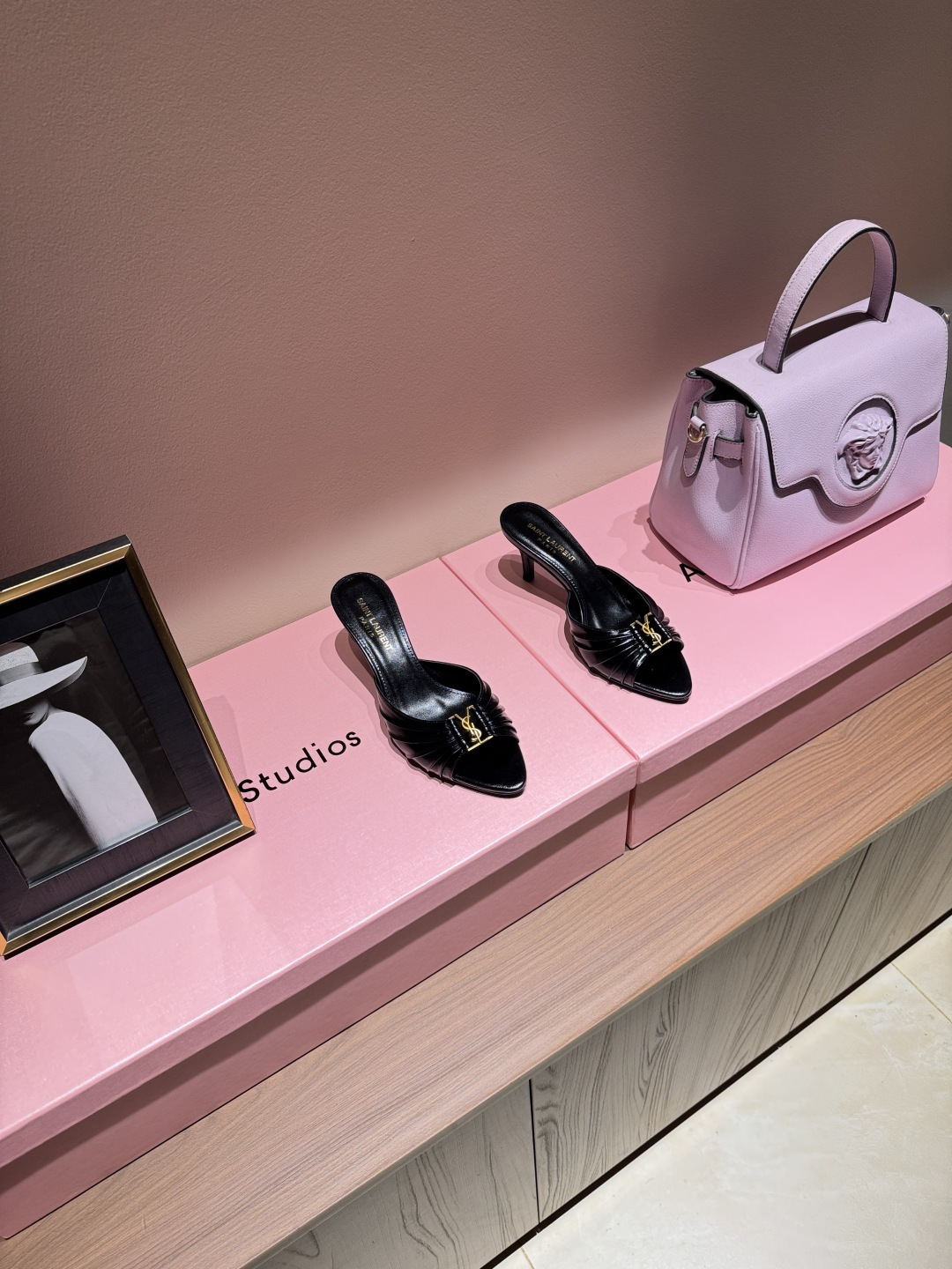 NO:924745,SAIN*LAURENT2026 Yves Saint Laurent's new high-heeled sandals. Square-toe high-heeled slippers. How can you miss a pair of fairy shoes in the light summer? Matching with various small skirts, you don't have to pick the shape of your feet at all. The transparent sparkling diamonds show a illusion under the light. It is really too beautiful. The whiteness of the upper feet makes people look up!  The delicate crystal chain embellishes the delicate lines of the ankle, releasing infinite elegance. Explore more high-heeled shoes!  Fabric cowhide leather outsole Size 35-42 (customized at 40.41.42) Heel height 6.5cm, high heels and slippers, saint laurent, saint laurent, sandals, high heels, slippers, skirts, cowhide, Leather soles19860909SAIN*LAURENT2026圣罗兰全新高跟凉鞋 方头高跟拖鞋淡淡的夏日里怎么少得了一双仙女鞋 各种小裙子搭配起来 完全不挑脚型哦 通透的闪钻在光线的照耀下呈现幻彩 真的美的过分 上脚显白的让人上头！细巧水晶链饰点亮脚踝纤雅线条 释放无限优雅魅力 探索更多臻选高跟鞋！ 面料牛皮 大底真皮大底 码数35-42（40.41.42定制） 跟高6.5cm,高跟鞋拖鞋,saint laurent,saint laurent,sandals,high heels,slippers,skirts,cowhide,Leather soles,Women's Shoes