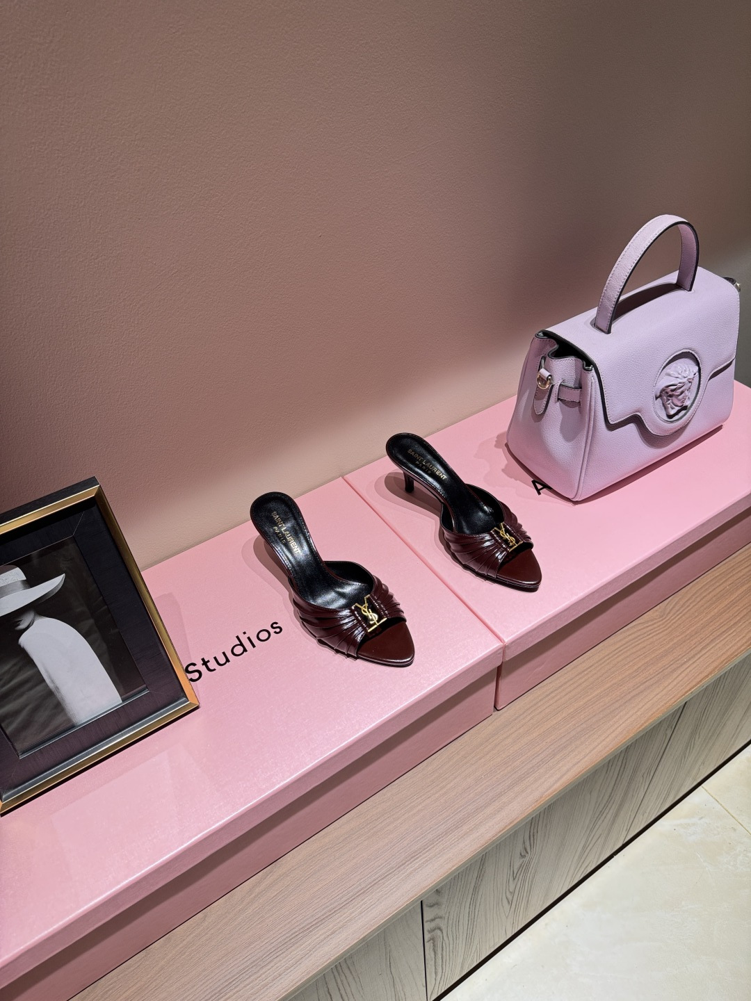 NO:924759,SAIN*LAURENT2026 Yves Saint Laurent's new high-heeled sandals. Square-toe high-heeled slippers. How can you miss a pair of fairy shoes in the light summer? Matching with various small skirts, you don't have to pick the shape of your feet at all. The transparent sparkling diamonds show a illusion under the light. It is really too beautiful. The whiteness of the upper feet makes people look up!  The delicate crystal chain embellishes the delicate lines of the ankle, releasing infinite elegance. Explore more high-heeled shoes!  Fabric cowhide leather outsole Size 35-42 (customized at 40.41.42) Heel height 6.5cm, high heels and slippers, saint laurent, saint laurent, sandals, high heels, slippers, skirts, cowhide, Leather soles19860909SAIN*LAURENT2026圣罗兰全新高跟凉鞋 方头高跟拖鞋淡淡的夏日里怎么少得了一双仙女鞋 各种小裙子搭配起来 完全不挑脚型哦 通透的闪钻在光线的照耀下呈现幻彩 真的美的过分 上脚显白的让人上头！细巧水晶链饰点亮脚踝纤雅线条 释放无限优雅魅力 探索更多臻选高跟鞋！ 面料牛皮 大底真皮大底 码数35-42（40.41.42定制） 跟高6.5cm,高跟鞋拖鞋,saint laurent,saint laurent,sandals,high heels,slippers,skirts,cowhide,Leather soles,Women's Shoes