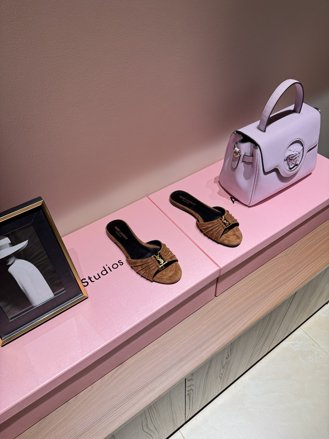 NO:924732,SAIN*LAURENT2026 Yves Saint Laurent's new flat sandals, square-toe high-heeled slippers, how can you miss a pair of fairy shoes in the light summer? Matching with various small skirts, you don't have to pick the shape of your feet at all. The transparent sparkling diamonds show a phantom under the light. It's really too beautiful. The whiteness of the upper feet makes people head up!  The delicate crystal chain embellishes the delicate lines of the ankle, releasing infinite elegance. Explore more high-heeled shoes!  Fabric cowhide leather outsole Size 35-42 (customized at 40.41.42) High heels, flat soles, slippers, saint laurent, saint laurent, sandals, high heels, slippers, skirts, cowhide, Leather soles19860909SAIN*LAURENT2026圣罗兰全新平底凉鞋 方头高跟拖鞋淡淡的夏日里怎么少得了一双仙女鞋 各种小裙子搭配起来 完全不挑脚型哦 通透的闪钻在光线的照耀下呈现幻彩 真的美的过分 上脚显白的让人上头！细巧水晶链饰点亮脚踝纤雅线条 释放无限优雅魅力 探索更多臻选高跟鞋！ 面料牛皮 大底真皮大底 码数35-42（40.41.42定制） 跟高平底,拖鞋,saint laurent,saint laurent,sandals,high heels,slippers,skirts,cowhide,Leather soles,Women's Shoes