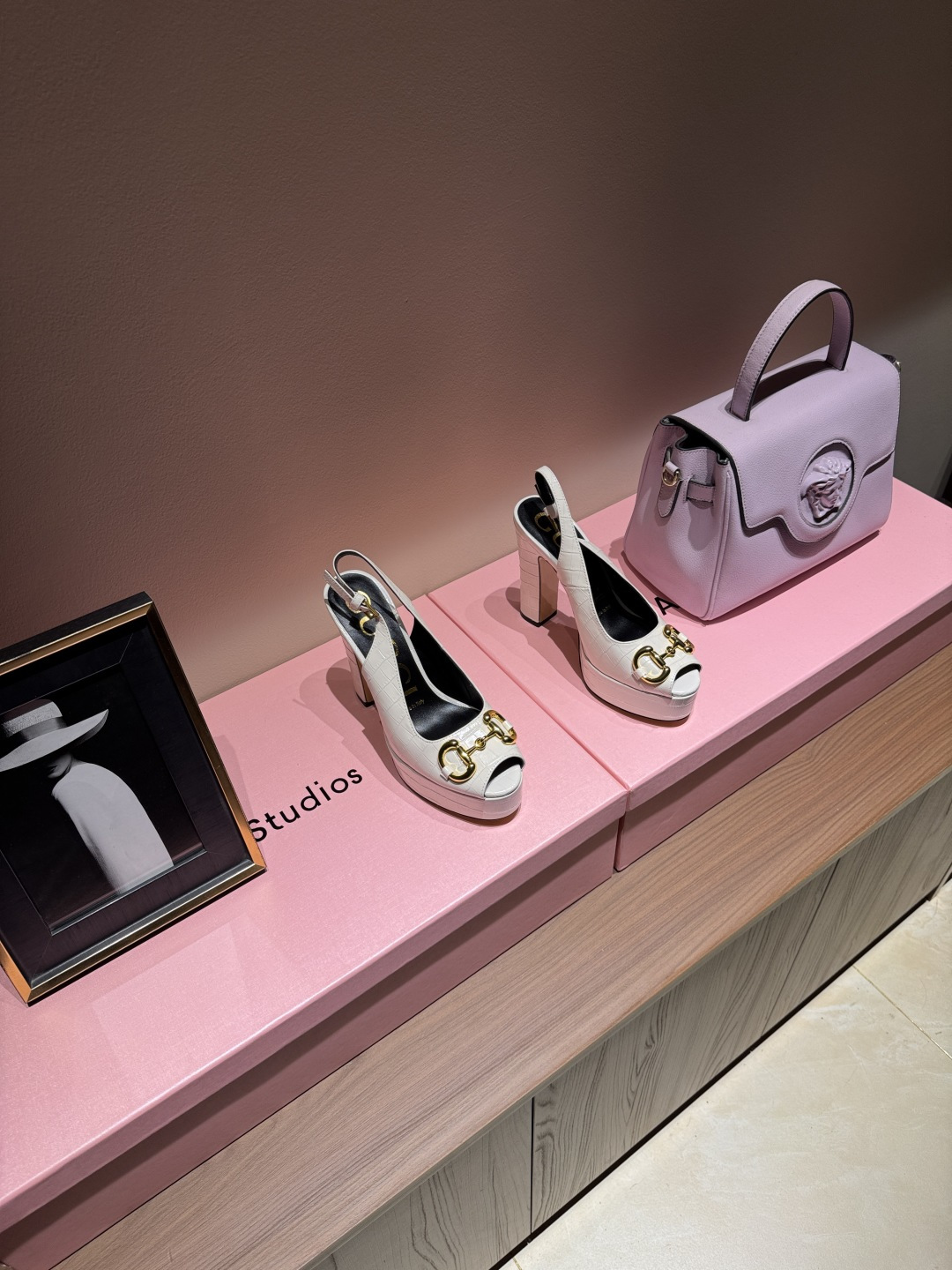 NO:924893,2026 new Gucci crocodile pattern high-heeled sandals. Gucci's red crocodile pattern high-heeled sandals are made of glossy crocodile pattern leather and equipped with metal horsebit buckles. They are full of brand sense. Thick-soled waterproof platform + thick heel design, which is taller and more stable, and will not be tiring when worn for a long time. The one-word buckle is easy to adjust, fits the foot shape, and is extremely comfortable!  European and American style, looks great with dresses or jeans, can be easily used in daily or formal occasions. Heel height 11cm, platform 3cm, Size 35-39 (ordered at 40.41), high heels and sandals, gucci, sandals, high heels, skirts, jeans198609092026新款Gucci鳄鱼纹高跟凉鞋 Gucci这款红色鳄鱼纹高跟凉鞋,采用亮面鳄鱼纹皮革,搭配金属马衔扣,品牌感满满.厚底防水台+粗跟设计,增高又稳,长时间穿也不累.一字带扣方便调节,贴合脚型,舒适度up！欧美风,搭配连衣裙或牛仔裤都超有气场,日常或正式场合都能轻松驾驭 跟高11cm 水台3cm Size35-39（40.41订）,高跟鞋凉鞋,gucci,sandals,high heels,skirts,jeans,Women's Shoes