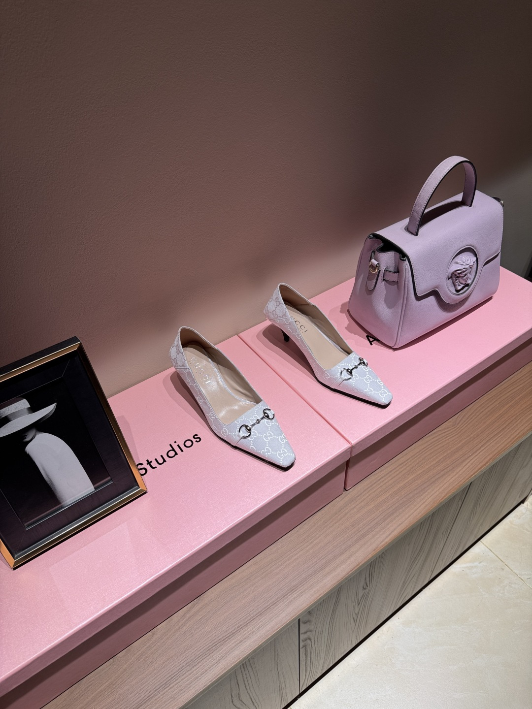 NO:924884,The new spring and summer Gucci small square toe series is worn with shallow mouth single shoes, horsebit mid-heeled mules  This 2-wear pump that can be folded down at the back and stepped on the heel debuted in the 2026 early spring series fashion show. It has an elongated micro-square toe. The Vittoria series interprets the rich charm of the 1990s with a simple and neat elongated corridor shape and a tapered heel decorated with a horsebit. The shoes draw inspiration from the brand's archive design, and are decorated with electroplated metal patches on the back of the heel to show a casual and elegant charm. The name of the shoe is derived from this design ingenuity, highlighting its unique style.  Fabric original custom-made imported denim denim, GG letter presbyopic fabric, lining/foot pads imported sheepskin lining, heel 5.5CM Size: 35-39 (40.41 order), single shoes, gucci, gucci, sheepskin, gold plating19860909春夏新品古驰Gucci小方头系列踩跟 穿浅口单鞋马衔扣中跟慕勒鞋 这款后帮可向下翻折踩跟2穿浅口鞋于2026早春系列时装秀首度亮相全新上市,加长微方鞋头,Vittoria系列以简约利落的加长廊形与饰马衔扣锥形鞋跟匠心诠释20世纪90年代的繁美风韵,鞋履汲取品牌典藏设计灵感,鞋跟后方饰有电镀金属饰片一展随性优雅气韵.其鞋款名称正源于此设计巧思,彰显别致格调 面料原版定制进口丹宁牛仔 GG字母老花面料 内里/垫脚进口羊皮里 鞋跟5.5CM Size:35-39（40.41订）,单鞋,gucci,gucci,sheepskin,gold plating,Women's Shoes