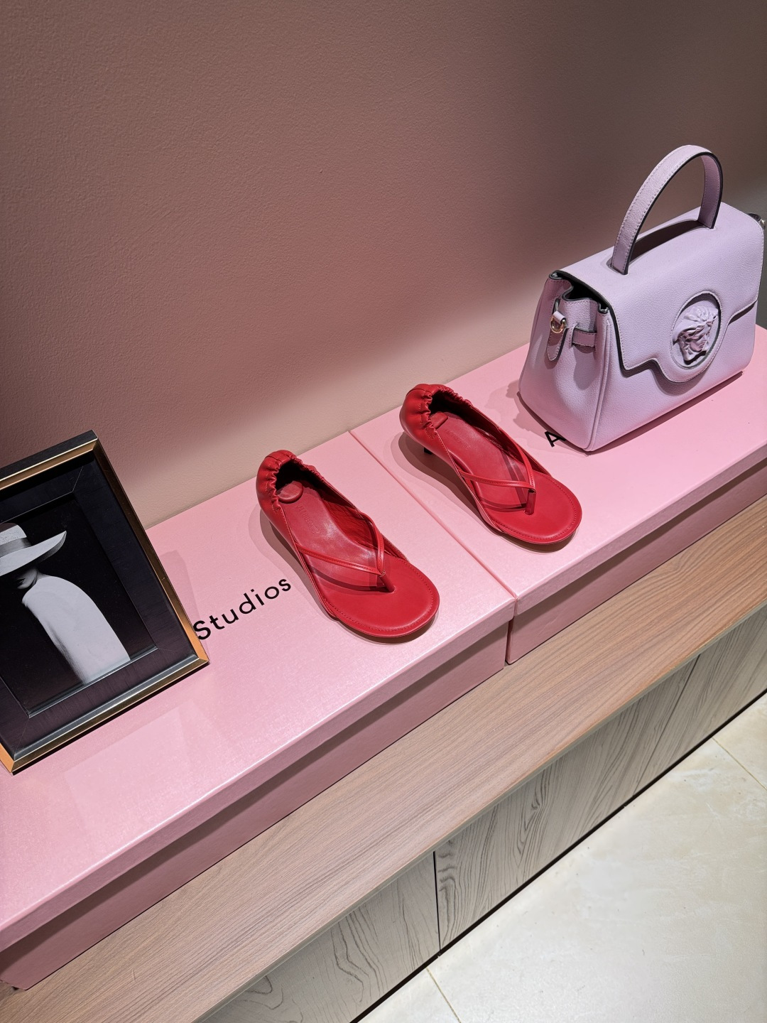 NO:924878,Jacquemus thong-toe personalized French thong-toe sheepskin kitten heel sandals French thong-toe sheepskin kitten heel sandals, made of off-white sheepskin, are soft and comfortable, with thong toe + kitten heel design, elegant and practical. The square toe shape modifies the foot shape, and the stiletto heel is about 3-5cm, elongating the leg line while ensuring walking comfort. It can be easily managed for commuting and vacation in spring and summer, and it goes well with dresses or casual pants. It is full of French style, and you can easily get a simple and high-end feel!  ,split toe shoes,sandals,skirts,sheepskin19860909jacquemus夹趾个性法式夹趾羊皮小猫跟凉鞋 法式夹趾羊皮小猫跟凉鞋,米白色羊皮材质,柔软舒适,夹趾+小猫跟设计,优雅又实用.方头造型修饰脚型,细跟约3-5cm,拉长腿部线条同时保证行走舒适.春夏通勤、度假都能轻松驾驭,搭配连衣裙或休闲裤都很出彩,法式气质满满,简约高级感轻松get！,分趾鞋,sandals,skirts,sheepskin,Women's Shoes