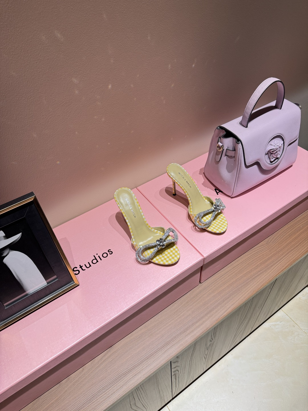 NO:924875,2026 new summer products & hemmed high-heeled sandals. There is no one of them. There is no such thing as beautiful princess shoes. You will never be able to resist this bingbing thing. Get a pair each with your sisters. Don’t be too eye-catching when you go out. They are full of temperament. Brand new pearl decoration, very much looking forward to it. Ring-style climbing straps. Enough beauty. Follow the bright sunshine. Take the fashionable and high-end route. Let’s see a different world outside together ———————————— ⊿size. |35-42 (40 41  42 customized (non-refundable) ⊿color｜Multi-color ⊿heel ｜10.5 ⊿Fabric ｜Silk ⊿ Outsole ｜Italian cowhide outsole, high heels and slippers, sandals, high heels, slippers, cowhide, real silk198609092026夏季新品＆ 折边高跟凉鞋 绝美公主鞋,没有之一 对这种bingbing的事物永远没有抵抗力 跟姐妹各来一双,出门不要太抢眼哦,气质满满 全新珍珠装饰,非常期待 环带式攀带 足够的美感 跟随明媚阳光.走时髦高端路线 一起去看看外面不一样的世界 ————————————  ⊿size. ｜35-42（40 41 42定制不退换）  ⊿color｜多色系  ⊿heel ｜10.5  ⊿面料 ｜真丝  ⊿ 大底 ｜意大利牛皮大底,高跟鞋拖鞋,sandals,high heels,slippers,cowhide,real silk,Women's Shoes