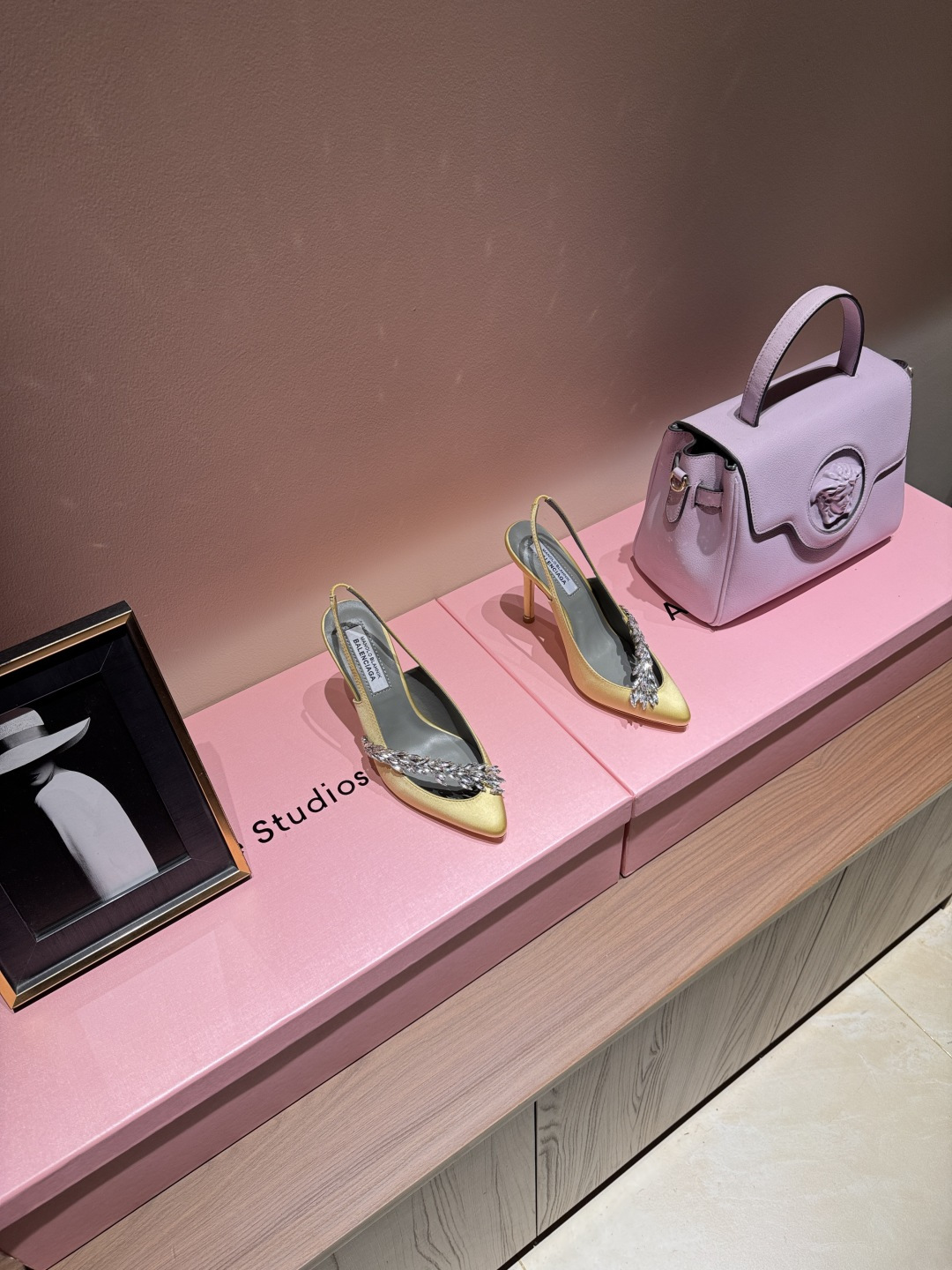 NO:924767,Big collaboration | Balenciaga × Manolo Blahnik 2026 Balenciaga  Mr. Balenciaga is connected across time and space. SIZE:36-39 (ordered on 35.40.41.42), high heels and sandals, balenciaga, manolo blahnik, sandals, high heels19860909重磅联名｜Balenciaga × Manolo Blahnik 2026 Balenciaga × Manolo Blahnik联名水钻杏仁头高跟凉鞋 联名当“建筑感极简”遇上“极致优雅” 时尚圈真正的“高定级联名”来了 这次不是logo堆叠,而是精神同频——Pierpaolo Piccioli 亲口说Manolo 就是“优雅的肉身”,他的灵魂与 Cristóbal Balenciaga 先生跨越时空相通. SIZE:36-39（35.40.41.42订）,高跟鞋凉鞋,balenciaga,manolo blahnik,sandals,high heels,Women's Shoes