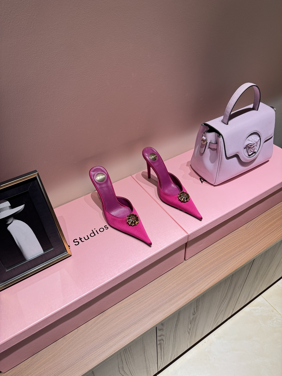 NO:924819,SAIN*LAURENT2026 Yves Saint Laurent's new silk diamond buckle high-heeled sandals. Extra long toe, high-heeled slippers. How can you miss a pair of fairy shoes in the light summer? With various small skirts, you don't have to pick the shape of your feet at all. The transparent sparkling diamonds show a phantom under the light. They are really beautiful to the point of whitening your feet!  The delicate crystal chain embellishes the delicate lines of the ankle, releasing infinite elegance. Explore more high-heeled shoes!  Fabric cowhide leather outsole Size 35-42 (customized at 40.41.42) Heel height 10cm, high heels and slippers, saint laurent, saint laurent, sandals, high heels, slippers, skirts, cowhide, real silk, Leather soles19860909SAIN*LAURENT2026圣罗兰全新真丝钻扣高跟凉鞋 超长鞋头,高跟拖鞋淡淡的夏日里怎么少得了一双仙女鞋 各种小裙子搭配起来 完全不挑脚型哦 通透的闪钻在光线的照耀下呈现幻彩 真的美的过分 上脚显白的让人上头！细巧水晶链饰点亮脚踝纤雅线条 释放无限优雅魅力 探索更多臻选高跟鞋！ 面料牛皮 大底真皮大底 码数35-42（40.41.42定制） 跟高10cm,高跟鞋拖鞋,saint laurent,saint laurent,sandals,high heels,slippers,skirts,cowhide,real silk,Leather soles,Women's Shoes