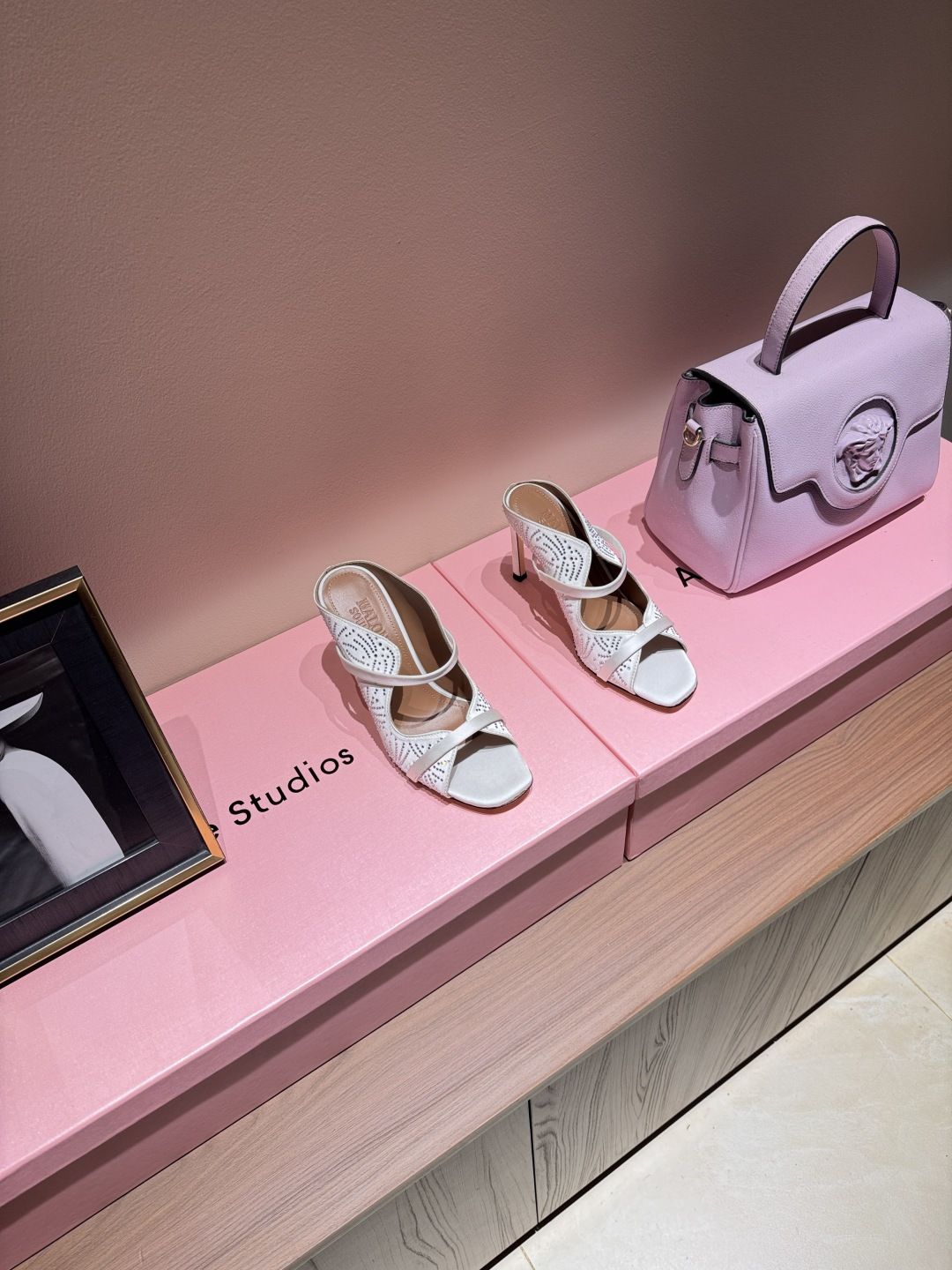 NO:924886,MALONE SOULIERS open-toe hot-drilled high-heeled sandals. This pair of nude pointed-toe high-heeled sandals is made of pure lace and double-strap design. It is simple and elegant. The empty back and stiletto heels modify the foot shape and elongate the leg line. The nude color is versatile and can be easily used for commuting, dating, and formal occasions. The heel height is moderate, comfortable and elegant, and it is a must-have item that is both practical and fashionable!  SIZE: 35-39 (order on 40.41.), high heels and slippers, sandals, high heels, slippers19860909MALONE SOULIERS露趾烫钻高跟凉鞋 这双裸色尖头高跟凉鞋,采用纯欲蕾丝,双绑带设计,简约又优雅.后空+细高跟,修饰脚型同时拉长腿部线条,裸色百搭,通勤、约会、正式场合都能轻松驾驭.鞋跟高度适中,舒适又显气质,是实用与时尚兼具的必备单品！ SIZE:35-39（40.41.订）,高跟鞋拖鞋,sandals,high heels,slippers,Women's Shoes