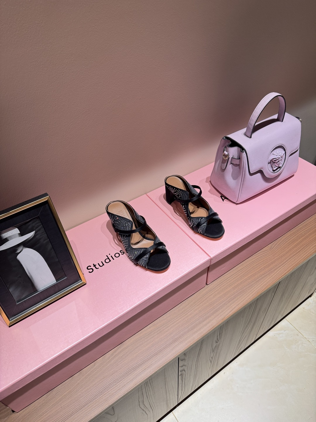 NO:924826,MALONE SOULIERS open-toe hot-drilled thick-heeled sandals. This pair of nude pointed-toe high-heeled sandals is made of pure lace and has a double-strap design. It is simple and elegant. The empty back and stiletto heels modify the foot shape and elongate the leg line. The nude color is versatile and can be easily used for commuting, dating, and formal occasions. The heel height is moderate, comfortable and elegant, and it is a must-have item that is both practical and fashionable!  SIZE: 35-39 (order on 40.41.), high heels and slippers, sandals, high heels, slippers19860909MALONE SOULIERS露趾烫钻粗跟凉鞋 这双裸色尖头高跟凉鞋,采用纯欲蕾丝,双绑带设计,简约又优雅.后空+细高跟,修饰脚型同时拉长腿部线条,裸色百搭,通勤、约会、正式场合都能轻松驾驭.鞋跟高度适中,舒适又显气质,是实用与时尚兼具的必备单品！ SIZE:35-39（40.41.订）,高跟鞋拖鞋,sandals,high heels,slippers,Women's Shoes