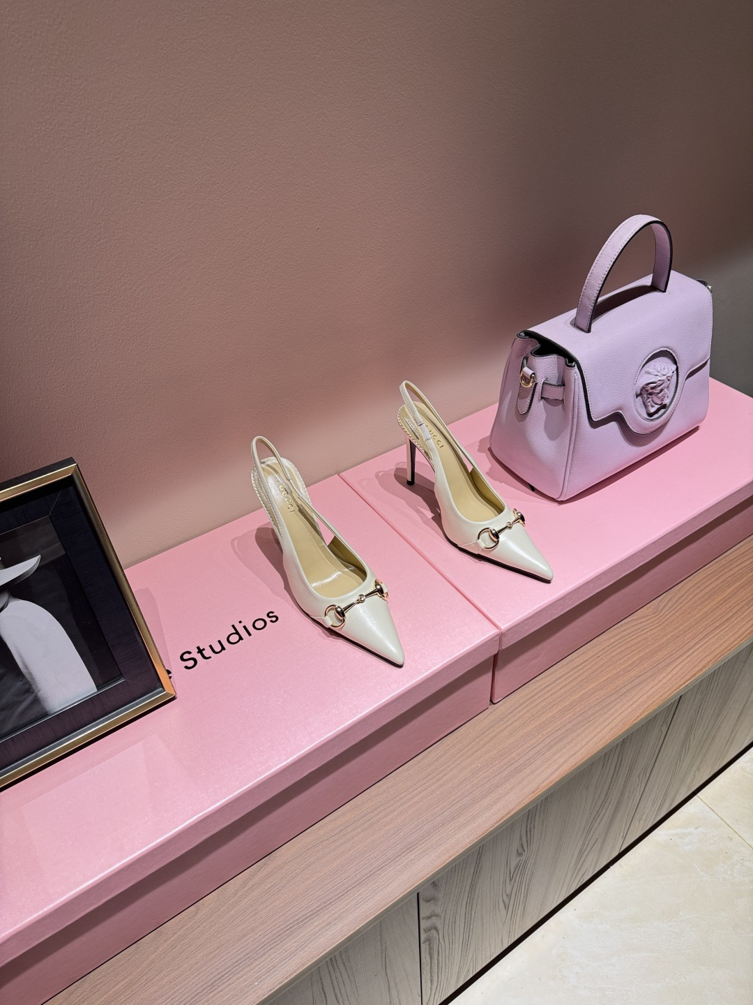 NO:924761,Gucci classic horsebit pointed high heels｜Commuting light luxury ceiling  The retro pointed toe is matched with the iconic metal horsebit, and there are two versions of glossy solid color + presbyopic leather. There are multiple colors, and the back strap is casual and fashionable. The fine leather and classic presbyopic fabric texture are online, and the neat slender heels can easily modify the calf line, making your legs look exquisite in seconds. The interior is padded, cushioning and shock-absorbing, so it is not easy to wear your feet after long hours of commuting and shopping. Paired with suits and dresses, it has a full atmosphere, and it can be worn stably and elegantly in the workplace and in daily wear.  Upper lambskin/presbyopia fabric, inner padding sheepskin, Italian genuine leather outsole, heel height 10.5cm, size 35-39 (customized 40 41), high heels sandals, gucci, sandals, high heels, skirts, business suit, sheepskin, Leather soles19860909Gucci经典马衔扣尖头高跟｜通勤轻奢天花板 复古尖头搭配标志性金属马衔扣,光面纯色+老花拼皮两种版型,多款配色,后空绊带款随性时髦.细腻皮革与经典老花面料质感在线,利落细跟轻松修饰小腿线条,秒出精致长腿.内里软垫加持,缓冲减震,长时间通勤逛街也不易磨脚.搭配西装、连衣裙氛围感拉满,职场和日常穿搭都能稳稳拿捏显贵气质. 鞋面小羊皮/老花布 内里垫脚羊皮 意大利真皮大底 跟高10.5cm 尺码35-39（40 41定做）,高跟鞋凉鞋,gucci,sandals,high heels,skirts,business suit,sheepskin,Leather soles,Women's Shoes