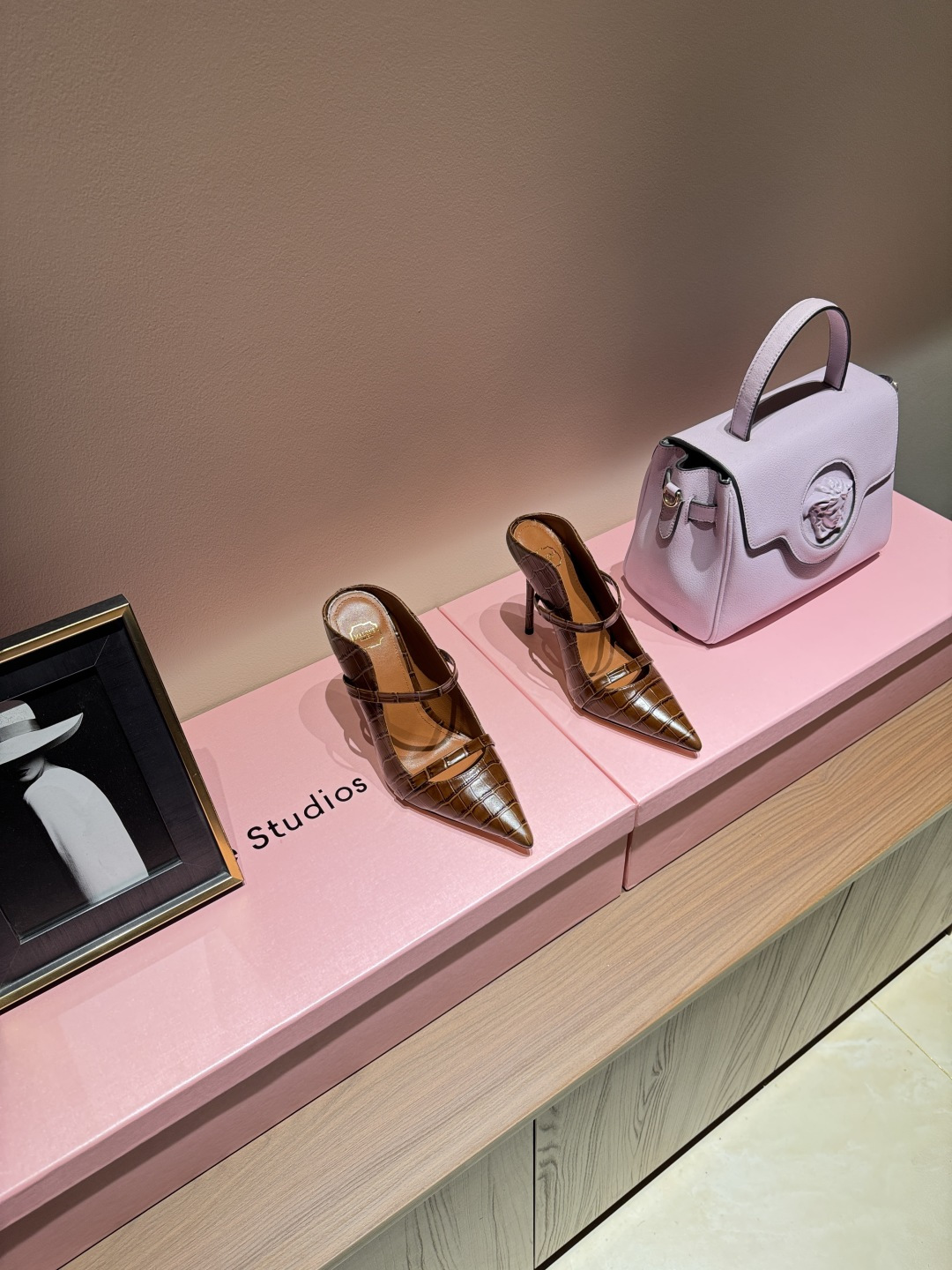 NO:924774,2026 Classic Reappearance Malone Souliers Muller High Heels and Half Drags The classic hot style still retains its charm. The contrasting color design of the straps is very eye-catching and stylish. I like to achieve a balanced feeling by mixing materials with different textures and textures. The upper is made of imported stone grain cowhide, and the lining is sheepskin. The outsole is imported genuine leather. The heel height is 10.5cm.  Size 35-43 (40, 41, 42, 43 customized, non-refundable), semi-high heels, high heels, cowhide, sheepskin, Leather soles198609092026 经典再现 Malone Souliers穆勒高跟半拖  经典爆款依然风韵犹存 通过带子的撞面色 设计,非常耐看极具风格 喜欢过通混搭不同触感和地质的材料达到一种平的衡感觉 鞋面采用进口石头纹牛皮 内里羊皮内里 大底进口真皮大底 跟高10.5cm 码数35-43（40、41、42、43定制不退换）,半拖高跟鞋,high heels,cowhide,sheepskin,Leather soles,Women's Shoes