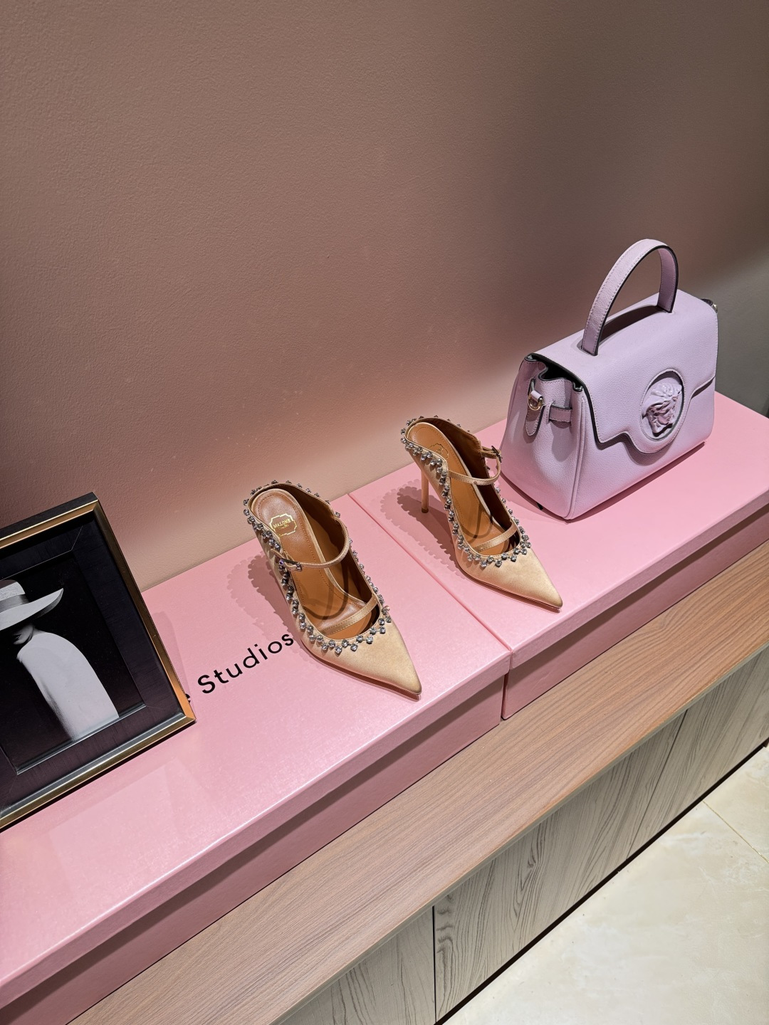 NO:924788,2026 Classic Reappearance Malone Souliers Muller High Heels Hand-stitched and Drilled Half Drags The classic hot style still retains its charm. The contrasting color design of the strap is very eye-catching and stylish. I like to achieve a balanced feeling by mixing materials with different textures and textures. The upper is made of imported stone grain cowhide, and the lining is sheepskin. The outsole is imported genuine leather. The heel height is 10.5cm.  Size 35-43 (40, 41, 42, 43 customized, non-refundable), semi-high heels, high heels, cowhide, sheepskin, Leather soles198609092026 经典再现 Malone Souliers穆勒高跟手工缝钻半拖  经典爆款依然风韵犹存 通过带子的撞面色 设计,非常耐看极具风格 喜欢过通混搭不同触感和地质的材料达到一种平的衡感觉 鞋面采用进口石头纹牛皮 内里羊皮内里 大底进口真皮大底 跟高10.5cm 码数35-43（40、41、42、43定制不退换）,半拖高跟鞋,high heels,cowhide,sheepskin,Leather soles,Women's Shoes