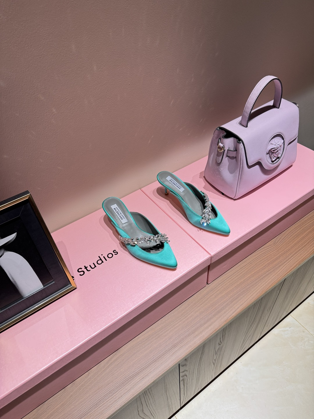 NO:924721,(The back strap can be customized) Big collaboration｜Balenciaga × Manolo Blahnik 2026 Balenciaga  It is the 'elegant body', and his soul is connected with Mr. Cristóbal Balenciaga across time and space. Hegao 5.5 SIZE: 36-39 (ordered at 35.40.41.42), half drag, balenciaga, manolo blahnik, sandals19860909（后带款可定制） 重磅联名｜Balenciaga × Manolo Blahnik 2026 Balenciaga × Manolo Blahnik联名水钻杏仁头高跟凉鞋 联名当“建筑感极简”遇上“极致优雅” 时尚圈真正的“高定级联名”来了 这次不是logo堆叠,而是精神同频——Pierpaolo Piccioli 亲口说Manolo 就是“优雅的肉身”,他的灵魂与 Cristóbal Balenciaga 先生跨越时空相通. 跟高5.5 SIZE:36-39（35.40.41.42订）,半拖,balenciaga,manolo blahnik,sandals,Women's Shoes