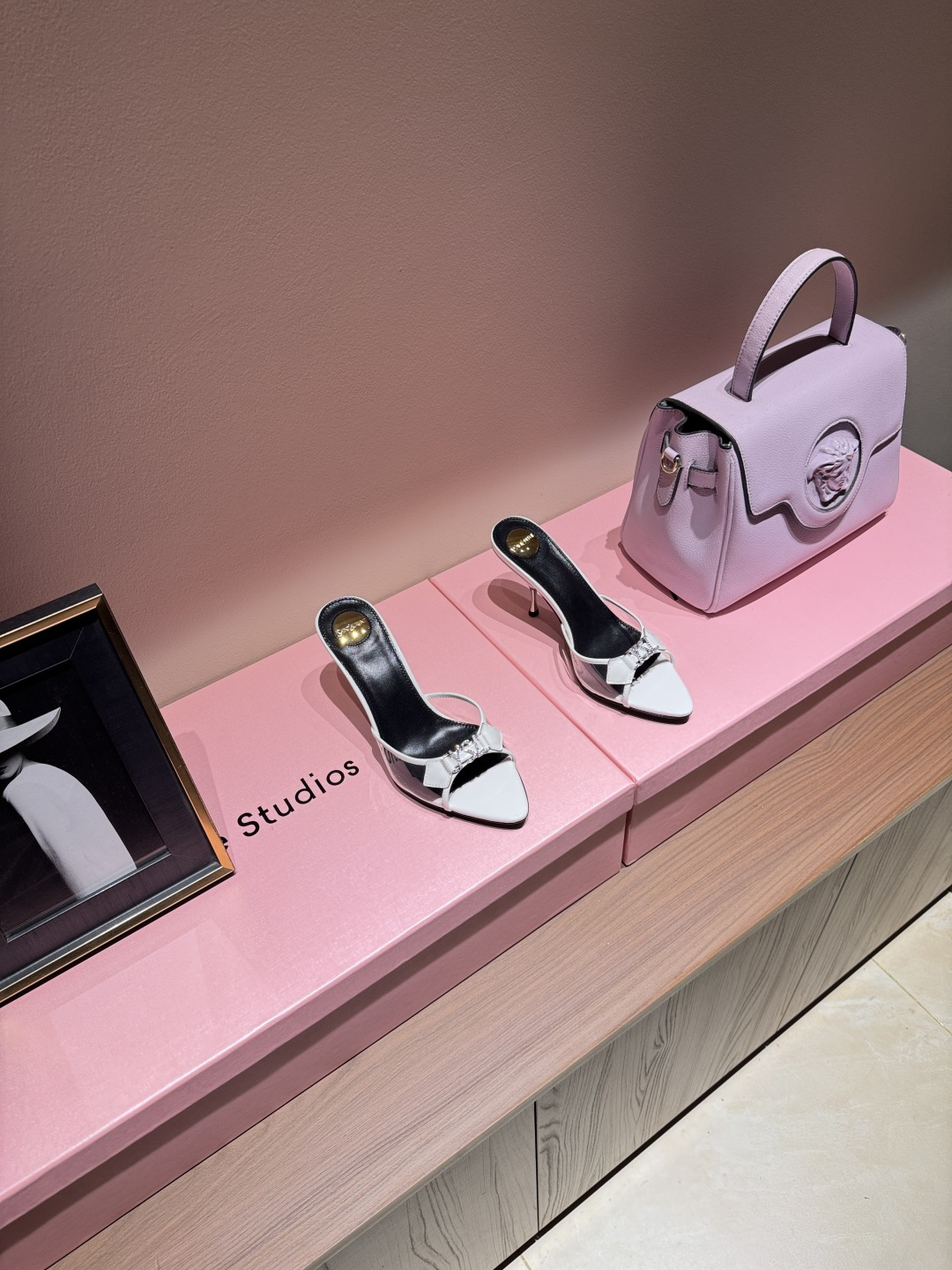 NO:924727,SAIN*LAURENT2026 Yves Saint Laurent's new high-heeled sandals. Square-toe high-heeled slippers. How can you miss a pair of fairy shoes in the light summer? Matching with various small skirts, you don't have to pick the shape of your feet at all. The transparent sparkling diamonds show a illusion under the light. It is really too beautiful. The whiteness of the upper feet makes people look up!  The delicate crystal chain embellishes the delicate lines of the ankle, releasing infinite elegance. Explore more high-heeled shoes!  Fabric cowhide leather outsole Size 35-42 (customized at 40.41.42) Heel height 8.5cm, high heels and slippers, saint laurent, saint laurent, sandals, high heels, slippers, skirts, cowhide, Leather soles19860909SAIN*LAURENT2026圣罗兰全新高跟凉鞋 方头高跟拖鞋淡淡的夏日里怎么少得了一双仙女鞋 各种小裙子搭配起来 完全不挑脚型哦 通透的闪钻在光线的照耀下呈现幻彩 真的美的过分 上脚显白的让人上头！细巧水晶链饰点亮脚踝纤雅线条 释放无限优雅魅力 探索更多臻选高跟鞋！ 面料牛皮 大底真皮大底 码数35-42（40.41.42定制） 跟高8.5cm,高跟鞋拖鞋,saint laurent,saint laurent,sandals,high heels,slippers,skirts,cowhide,Leather soles,Women's Shoes